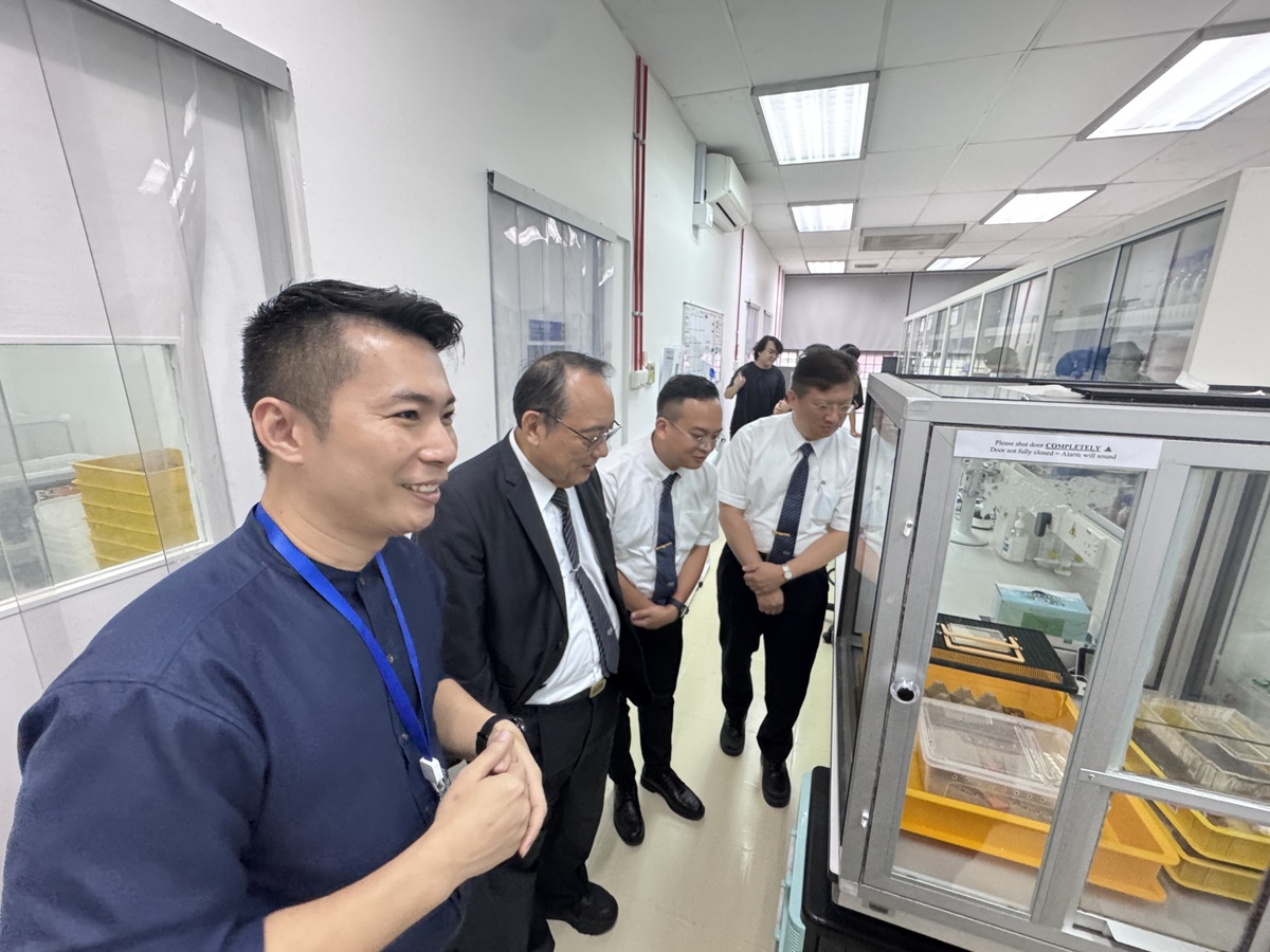 參訪 Dr. Lucas Low Van Lun 實驗室的螞蟻養殖角落,並交流相關研究。