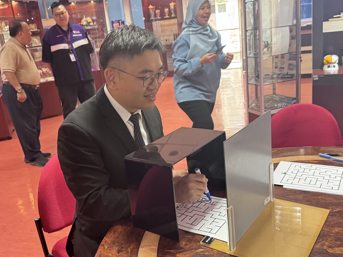 慈大師長體驗馬來西亞博特拉大學準備的衛教小遊戲。