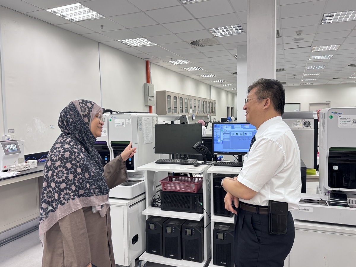 雙方師長針對教學及研究經驗互相交流。