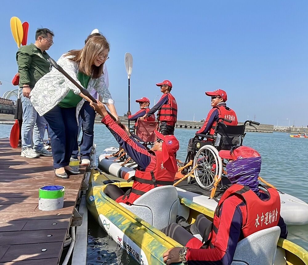 主委遞槳給參與民眾