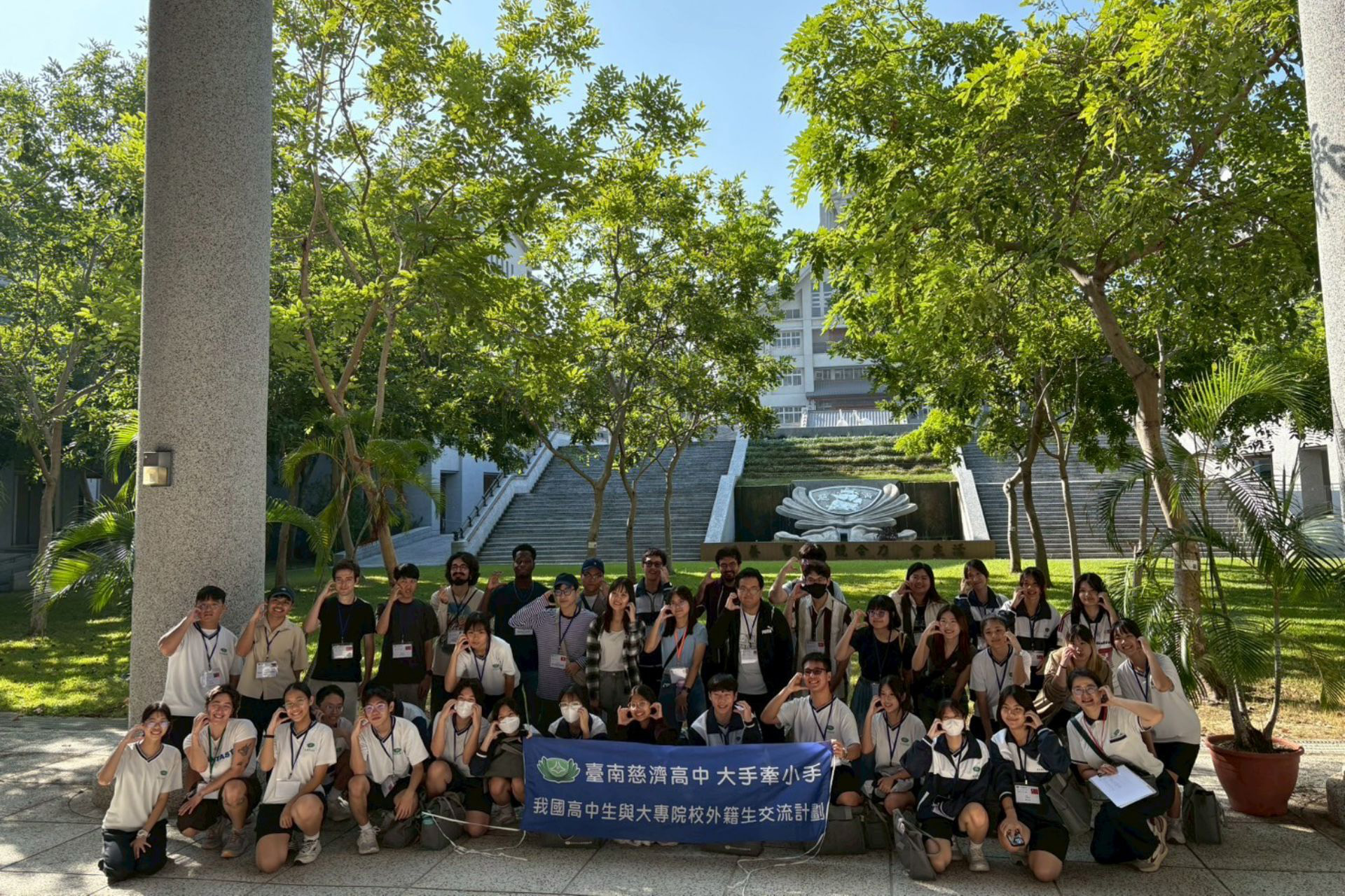 臺南大學及成功大學外籍生來到臺南慈濟高中互動交流。