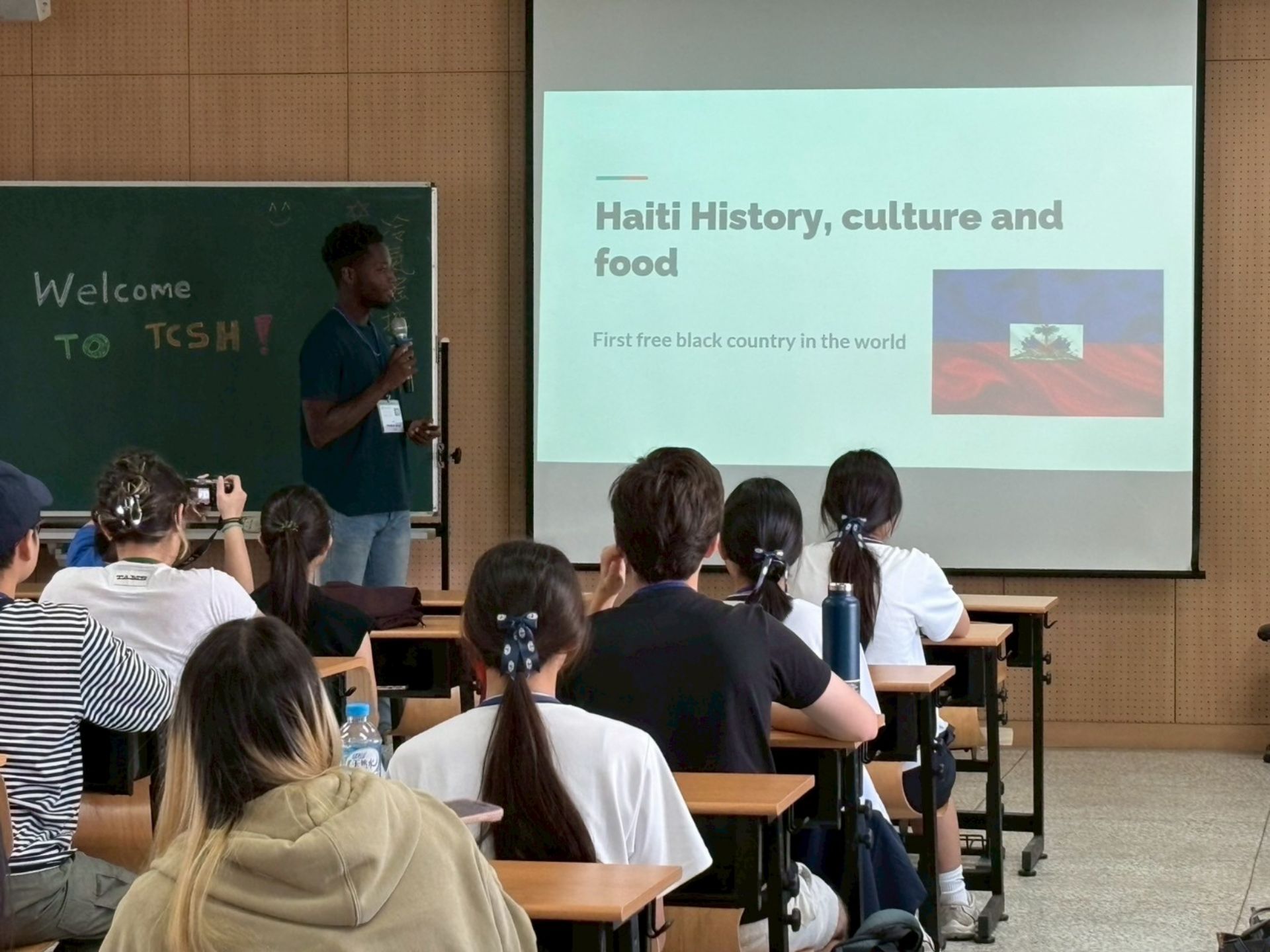 海地外籍生介紹家鄉歷史、文化及美食。