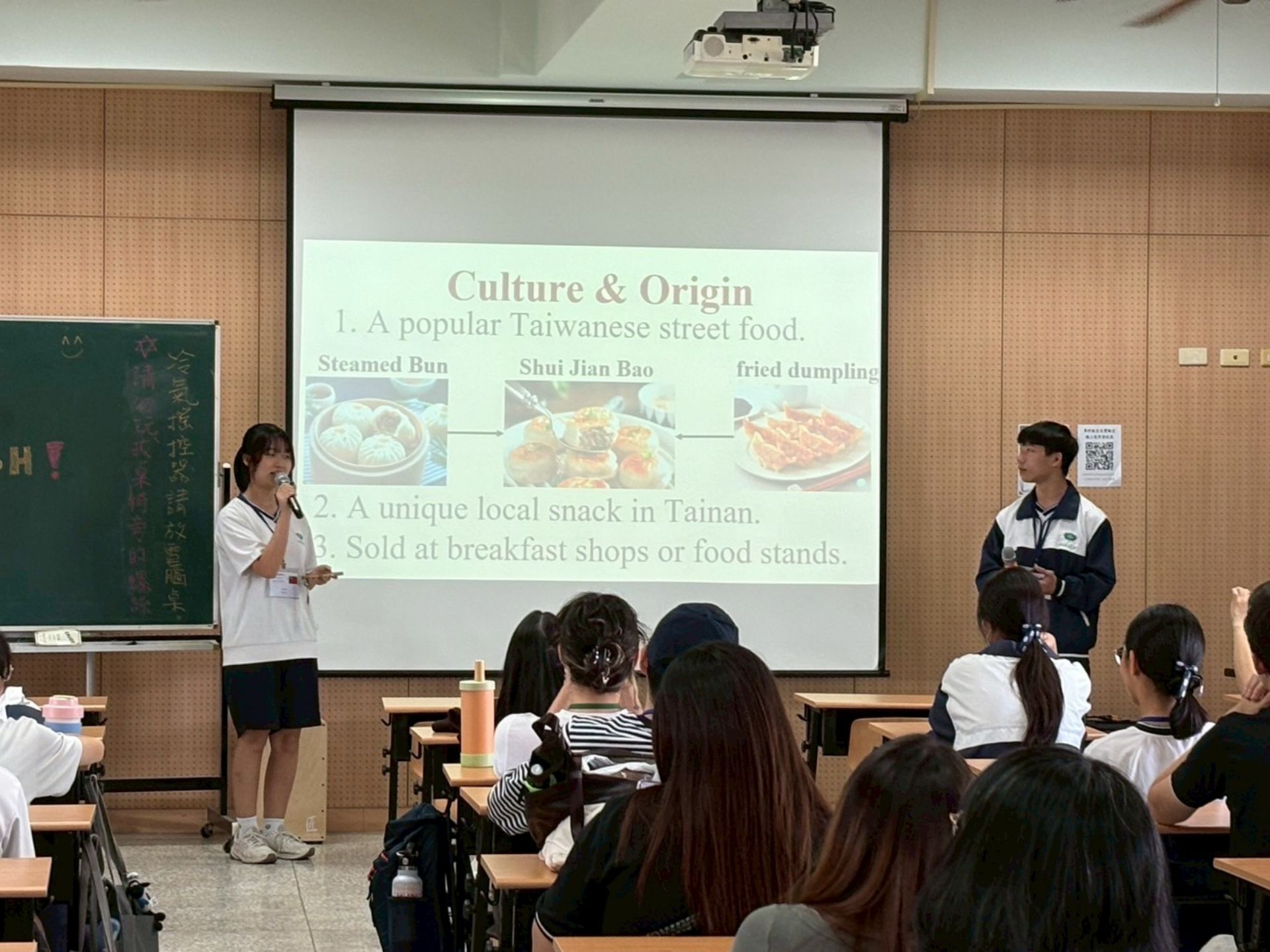 臺南慈中交流大使以英文介紹水煎包傳奇。