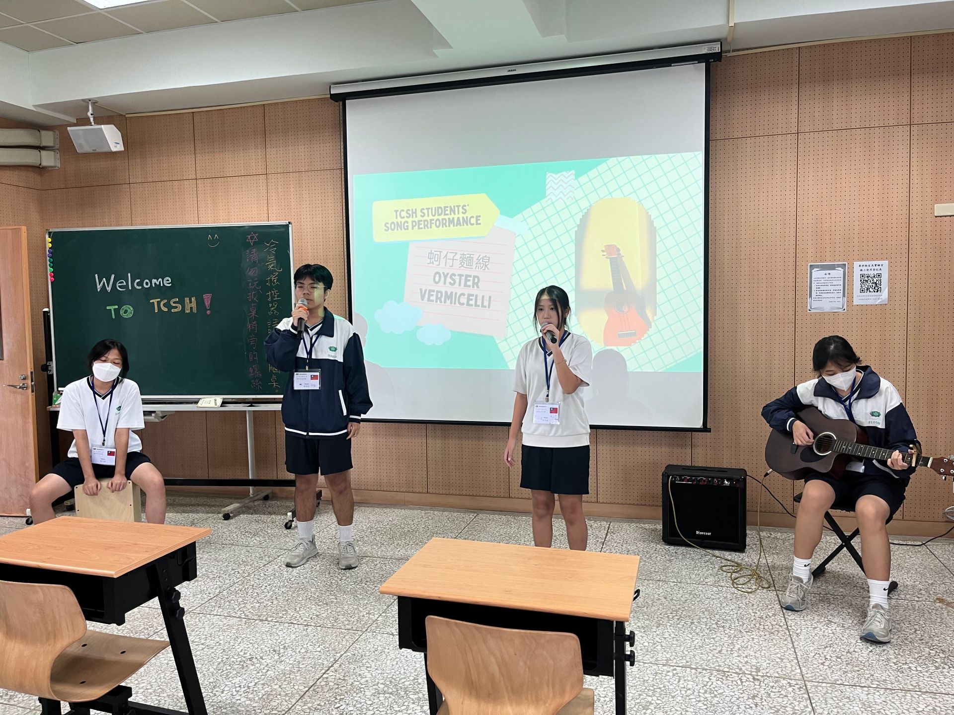 臺南慈中交流大使為外籍生帶來《蚵仔麵線》歌唱表演。