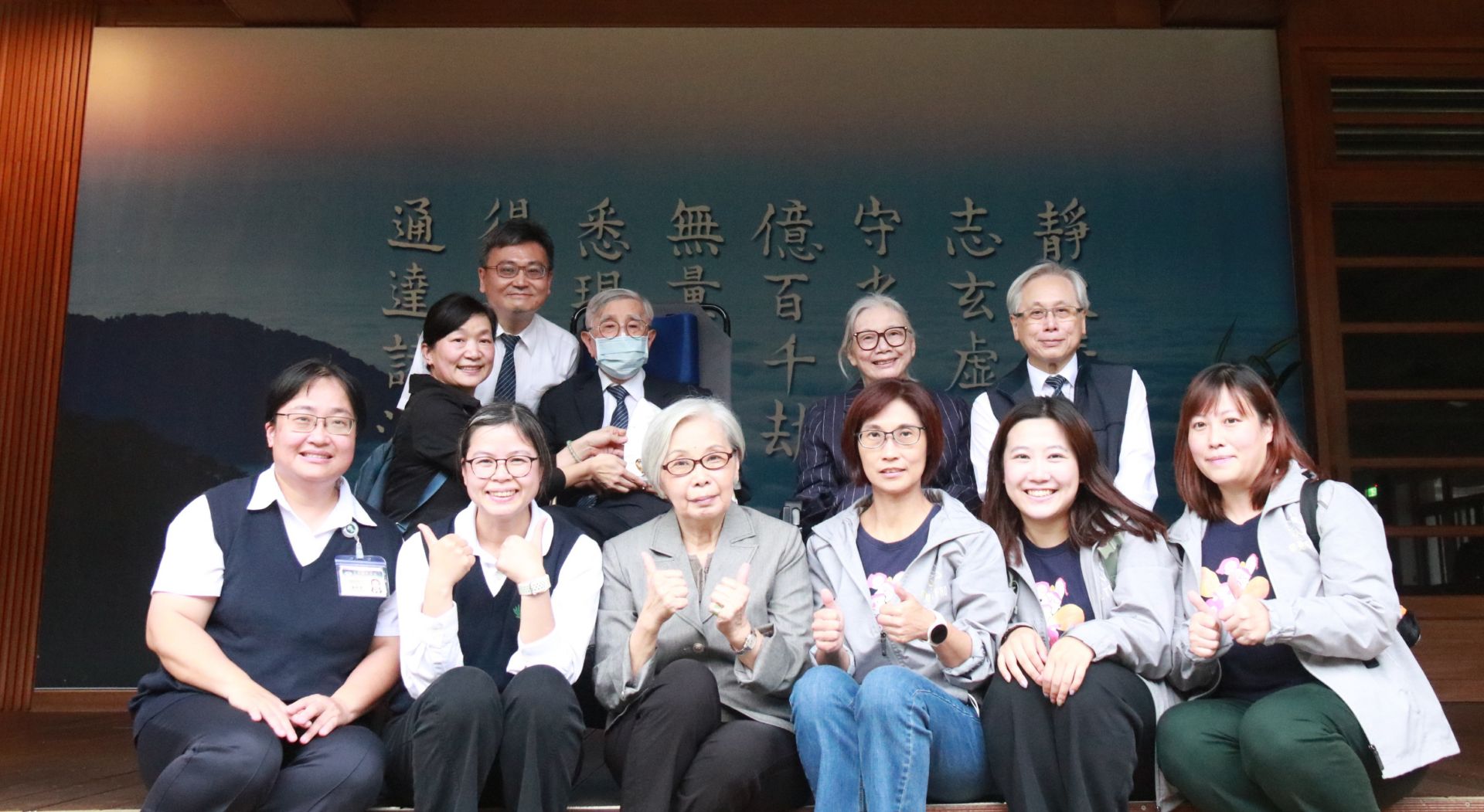 李明亮校長與廖雅慧老師,王英偉醫師,以及罕見疾病基金會,花蓮慈院遺傳諮詢中心合影