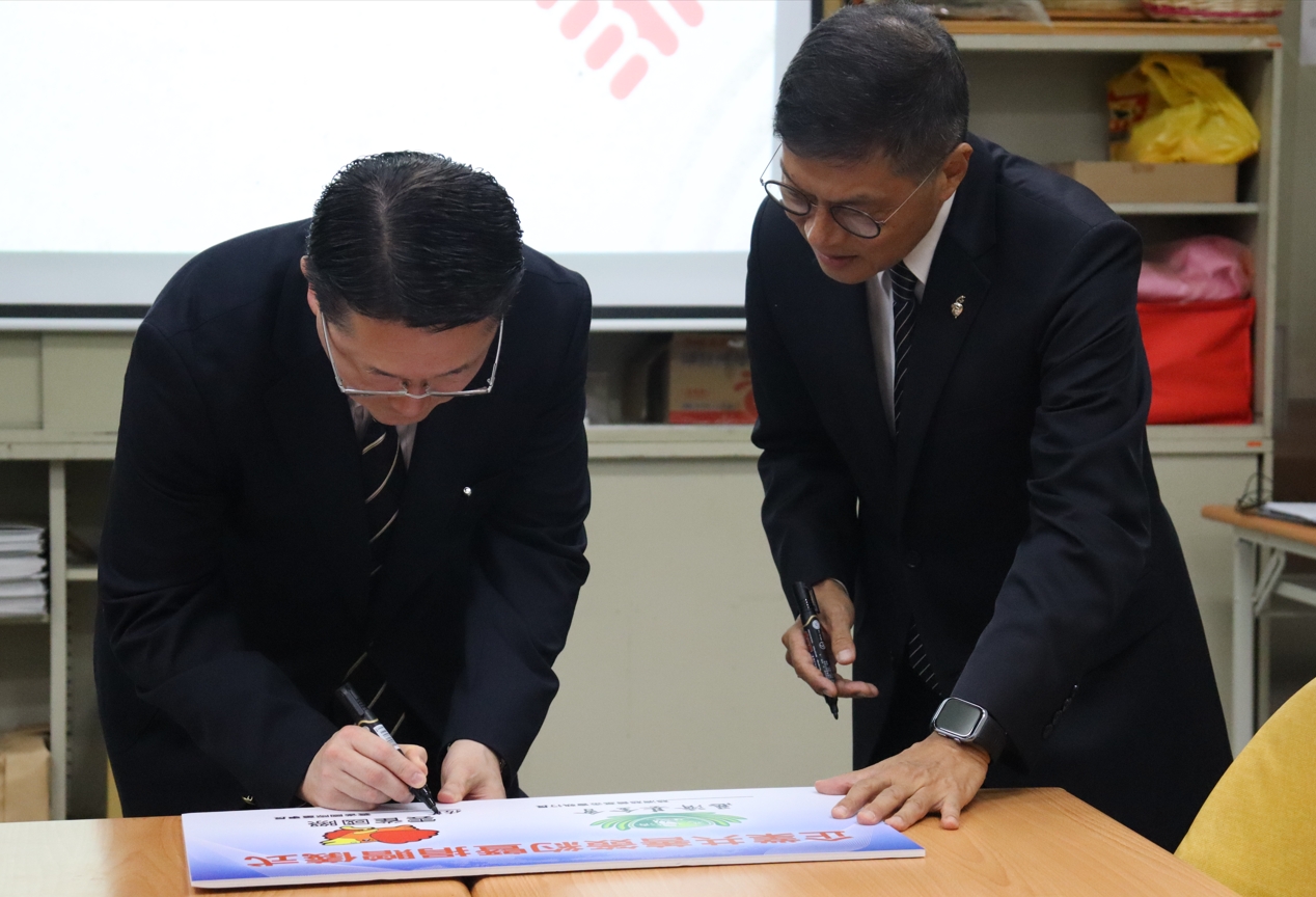 下午13時捐贈儀式,雙方代表由雲雀國際董事長佐藤拓男(左)與慈濟基金會副執行長劉效成(右),表達對此次合作的感念與期許,隨後進行簽約