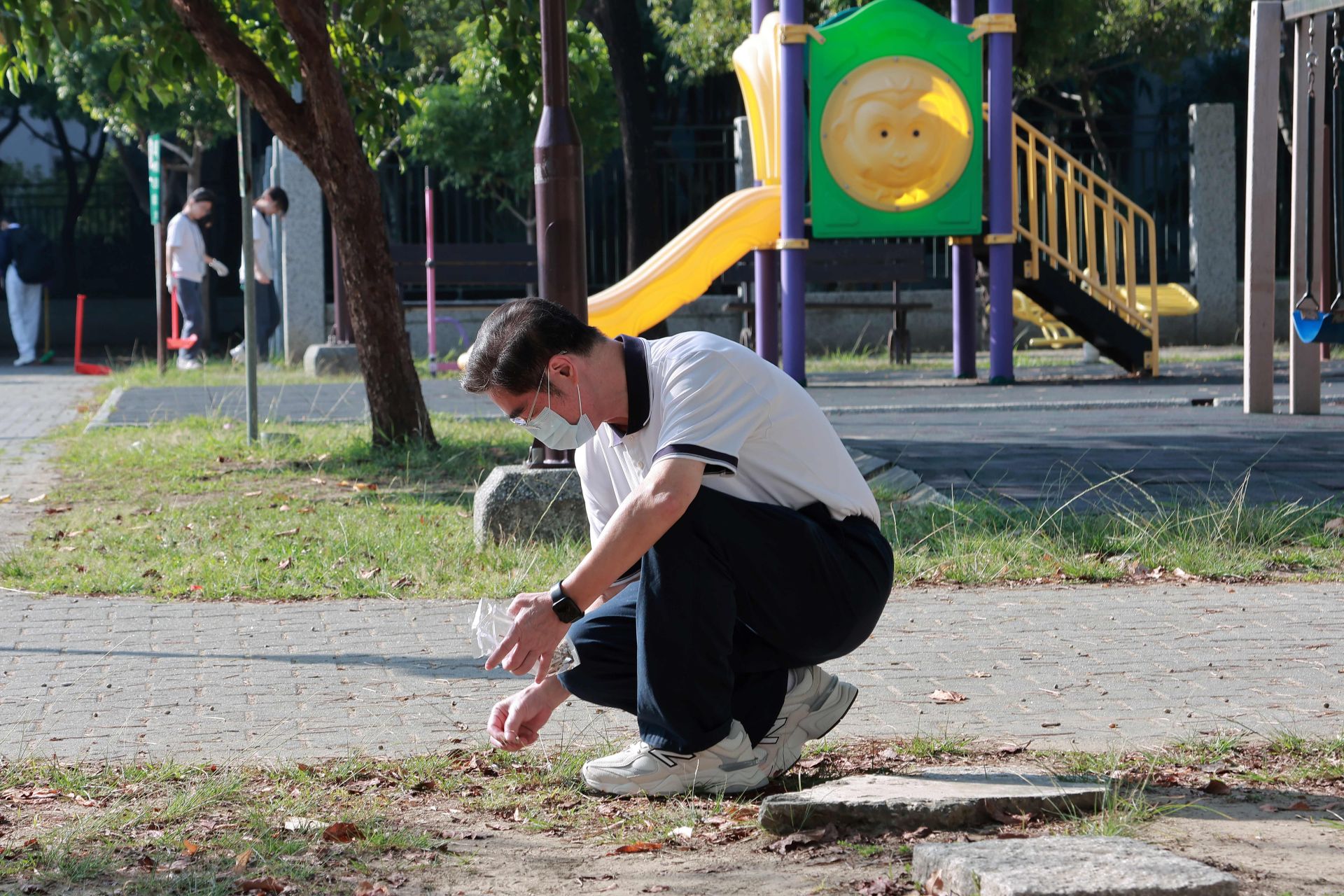 姚智化校長每次掃街活動都以身作則，和學生一同撿拾菸蒂。