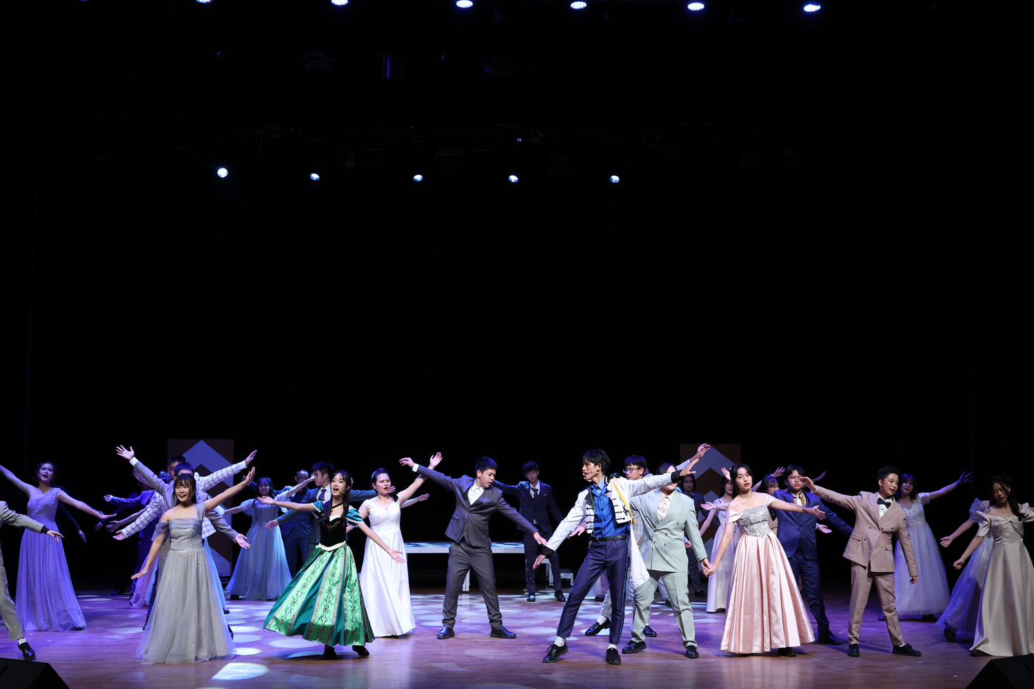 雙語班學生歷經近一年排練，從劇本、歌唱到走位彼此協作，用英語展現戲劇能量。