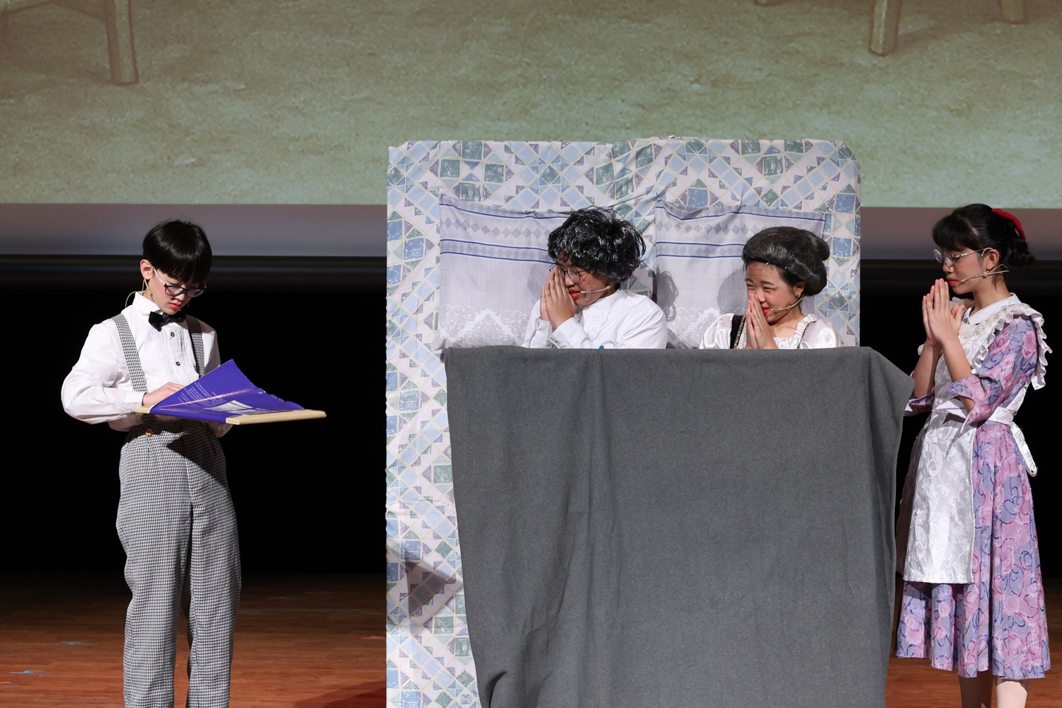 六年級雙語班童趣的表演傳遞善良與選擇的重要，展現深厚的語言基礎。