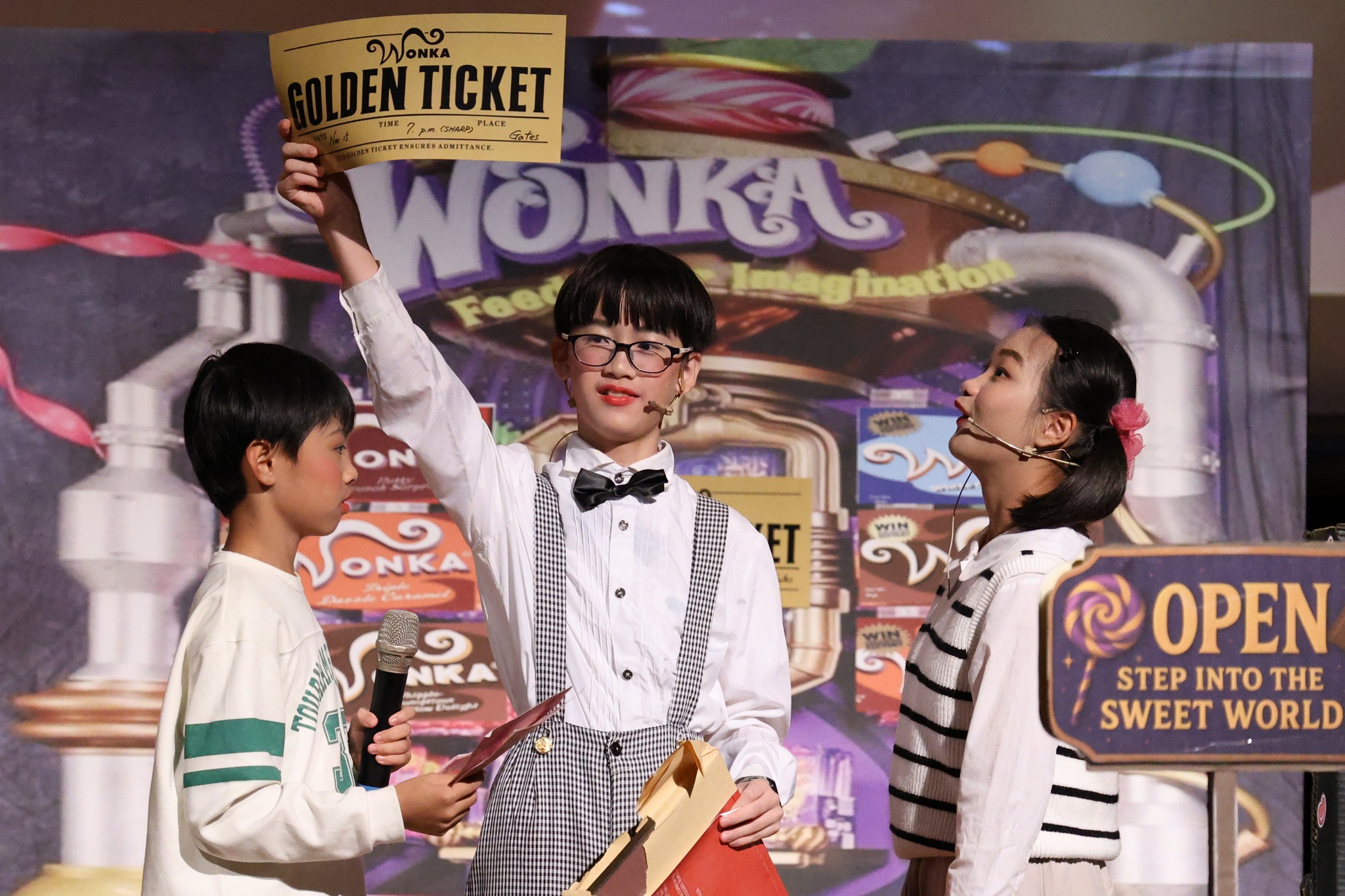 六年級雙語班演出巧克力工廠，流利的英文演出，展現大將之風。