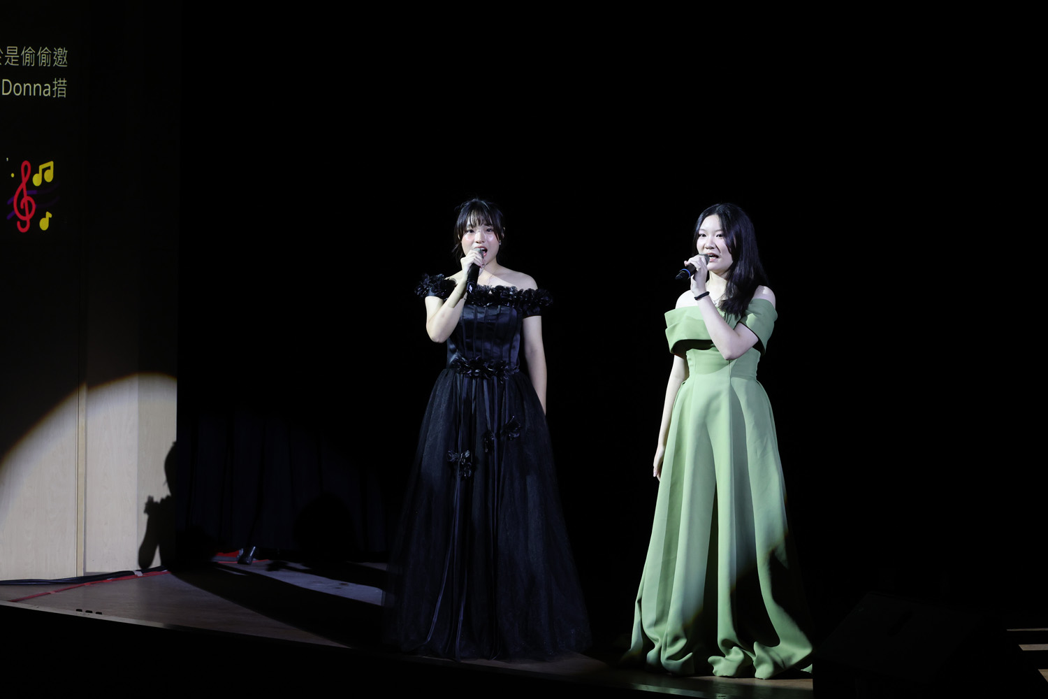 主持人全英文主持展現實力，準備充足沉著自信。