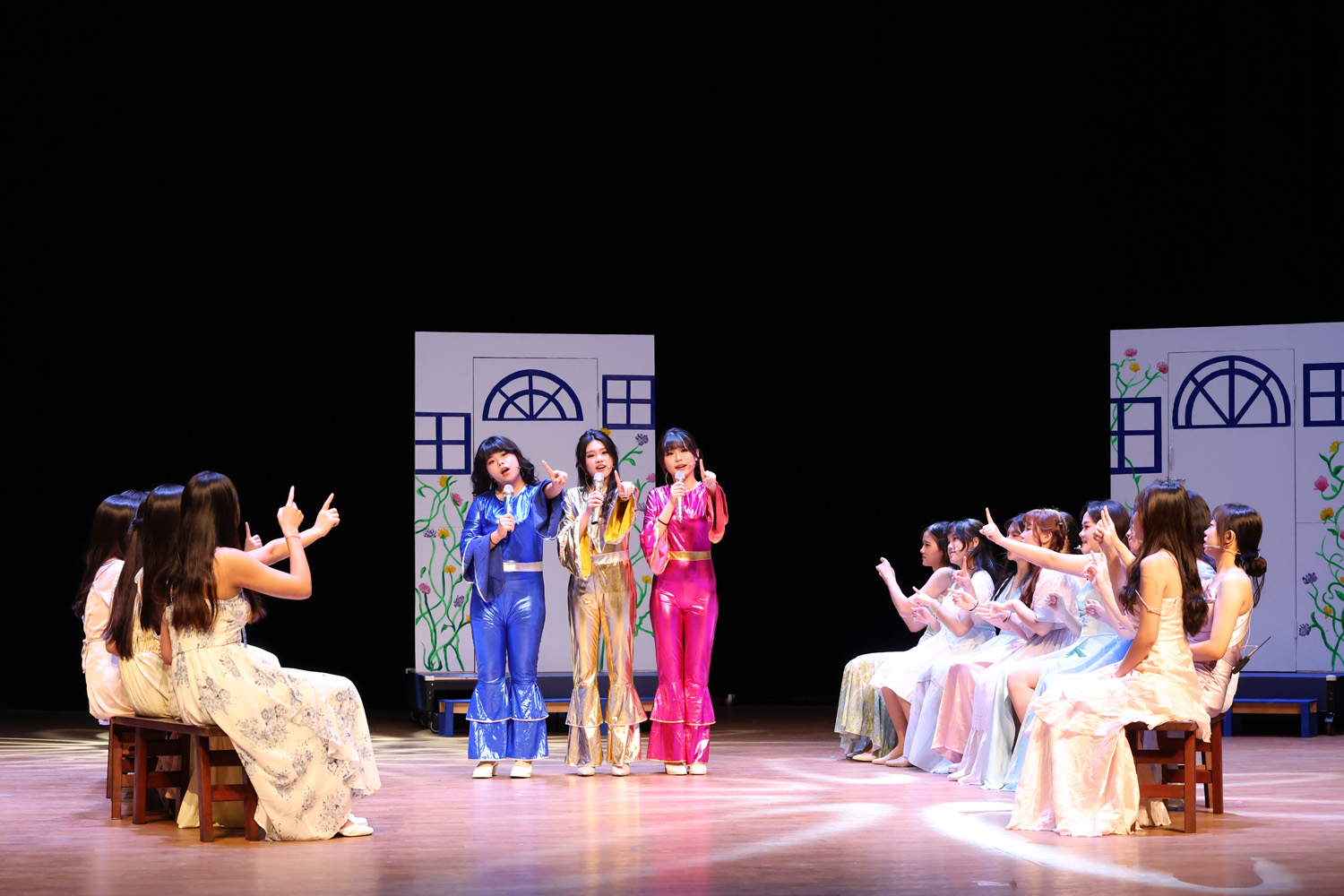 自信演唱Super Trouper默契絕佳，帶起全場歡呼。