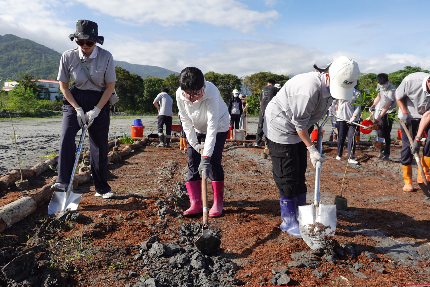 在行走中學習,在土地上成長,正是慈大USR的真正意義。