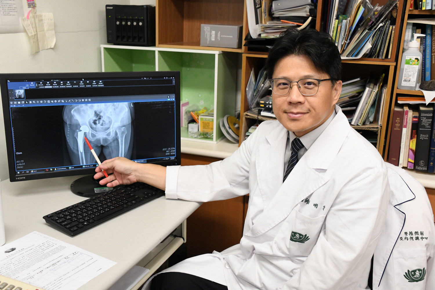 謝明宏主任解說髖關骨置換情形。