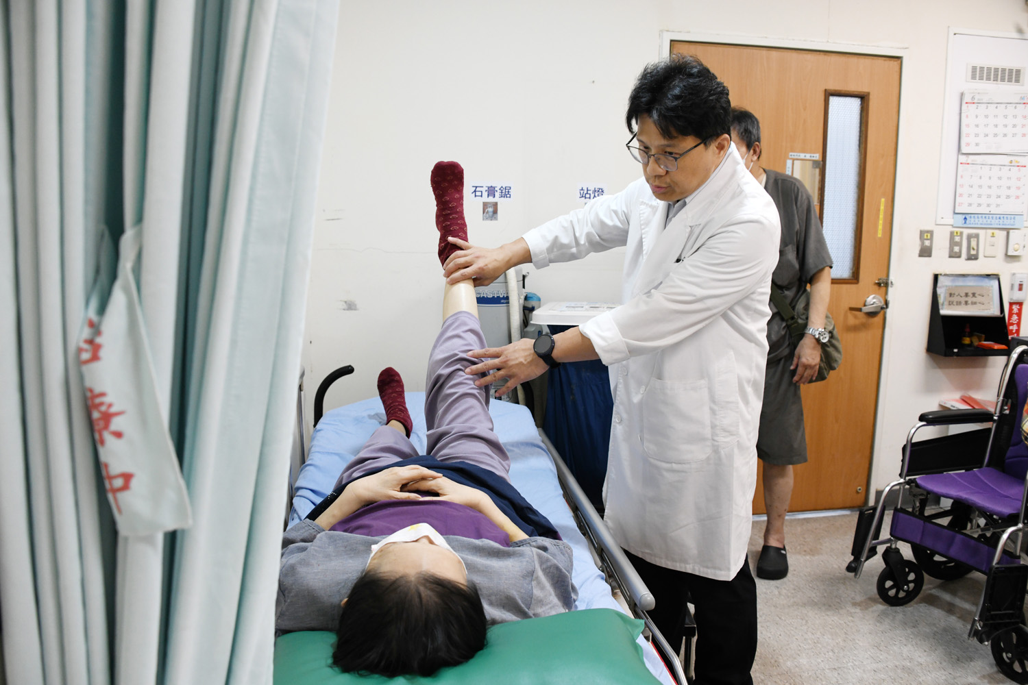 骨科謝明宏教骨鬆髖關骨置換病人復健。