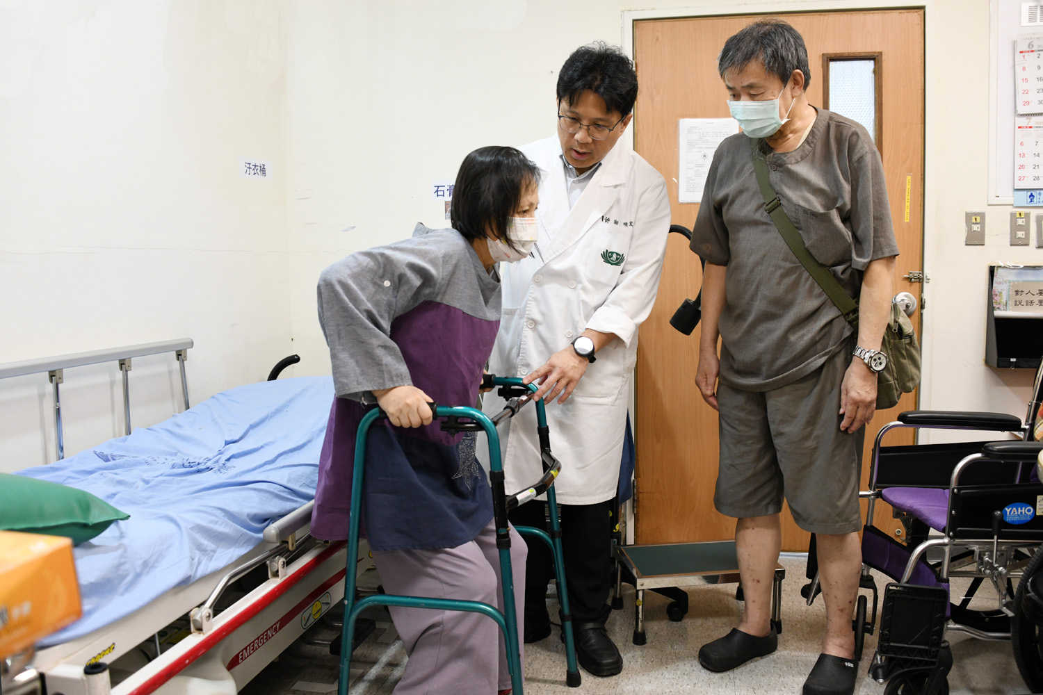 骨科謝明宏教骨鬆髖關骨置換病人在家如何運動。