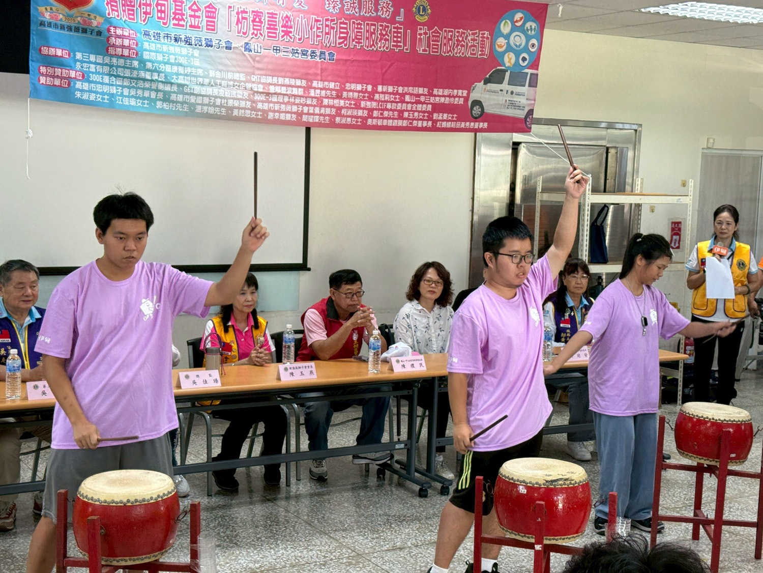 小作所學員在活動中，用熱情太鼓表演，歡迎到訪貴賓。