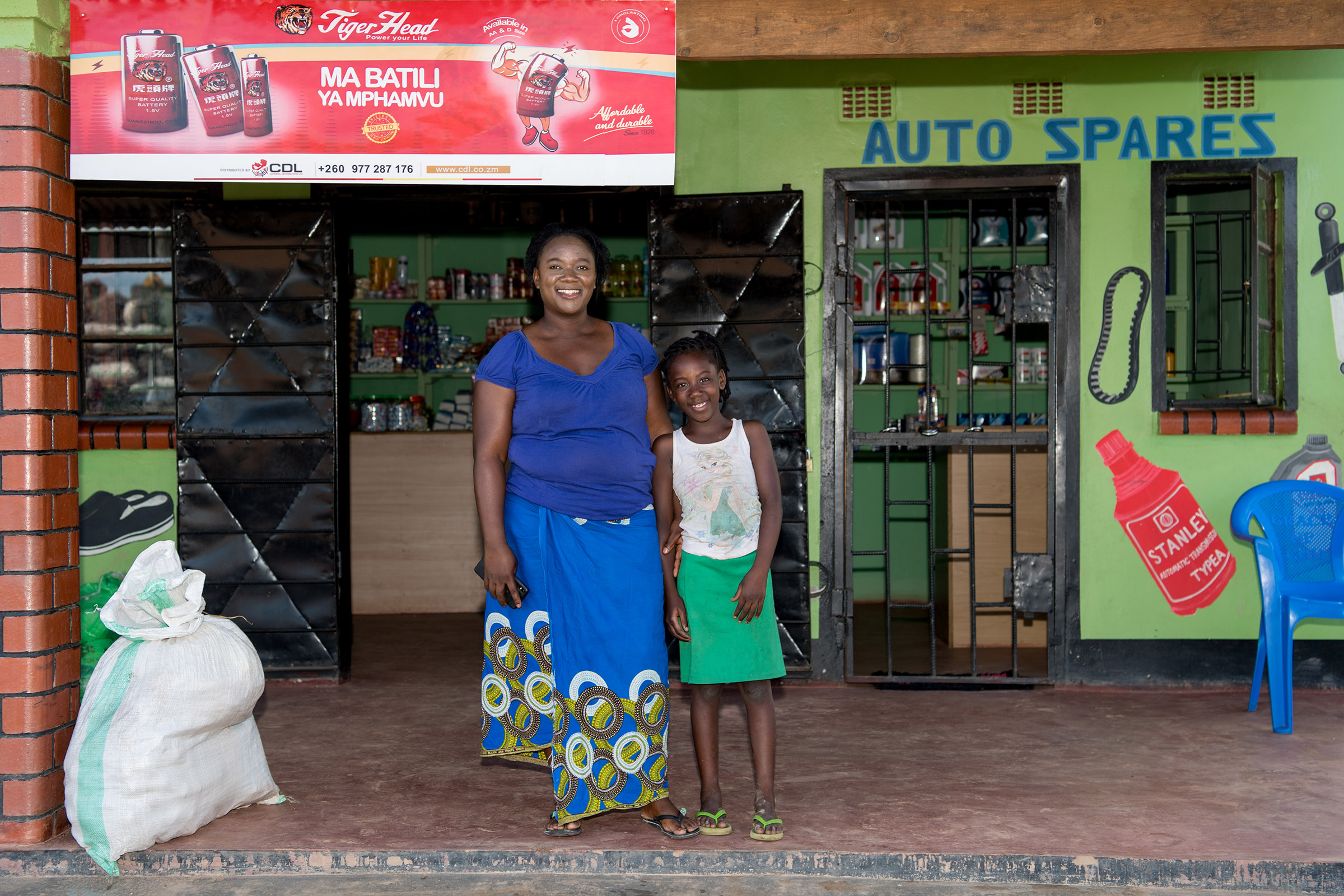 6.六年前的米莉安與母親，媽媽靠一間小雜貨店辛苦養育孩子。(台灣世界展望會提供)