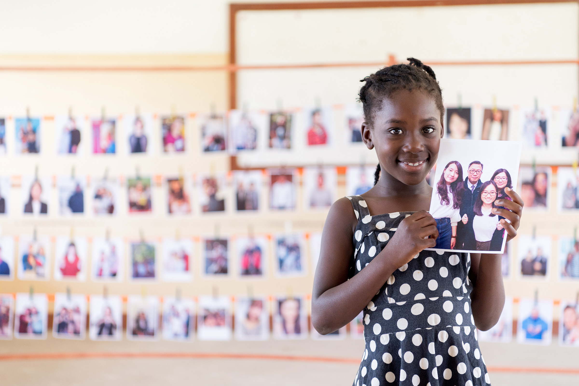 六年前9歲的米莉安參加展望會Chosen活動，在眾多照片中選擇鄧毅仁一家人作為資助人，她說很喜歡照片中資助人全家充滿愛的笑容。(台灣世界展望會提供)