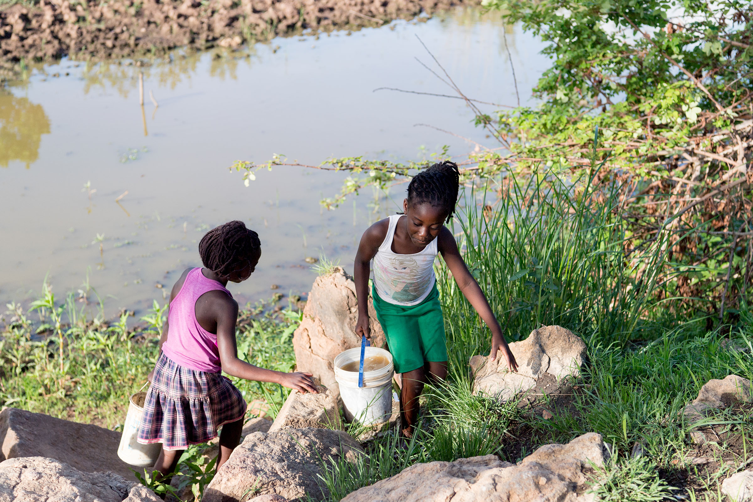 六年前資助童米莉安到溪邊提水的小小身影，一直讓資助人鄧毅仁牽掛在心，希望能幫助當地孩子改善生活環境。(台灣世界展望會提供)