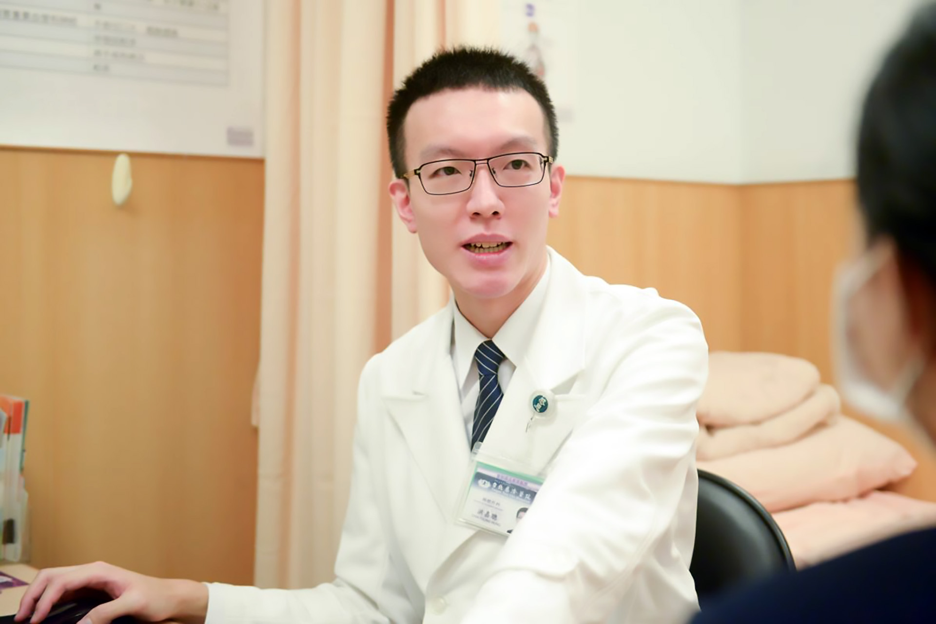 洪嘉聰醫師看診示意照。