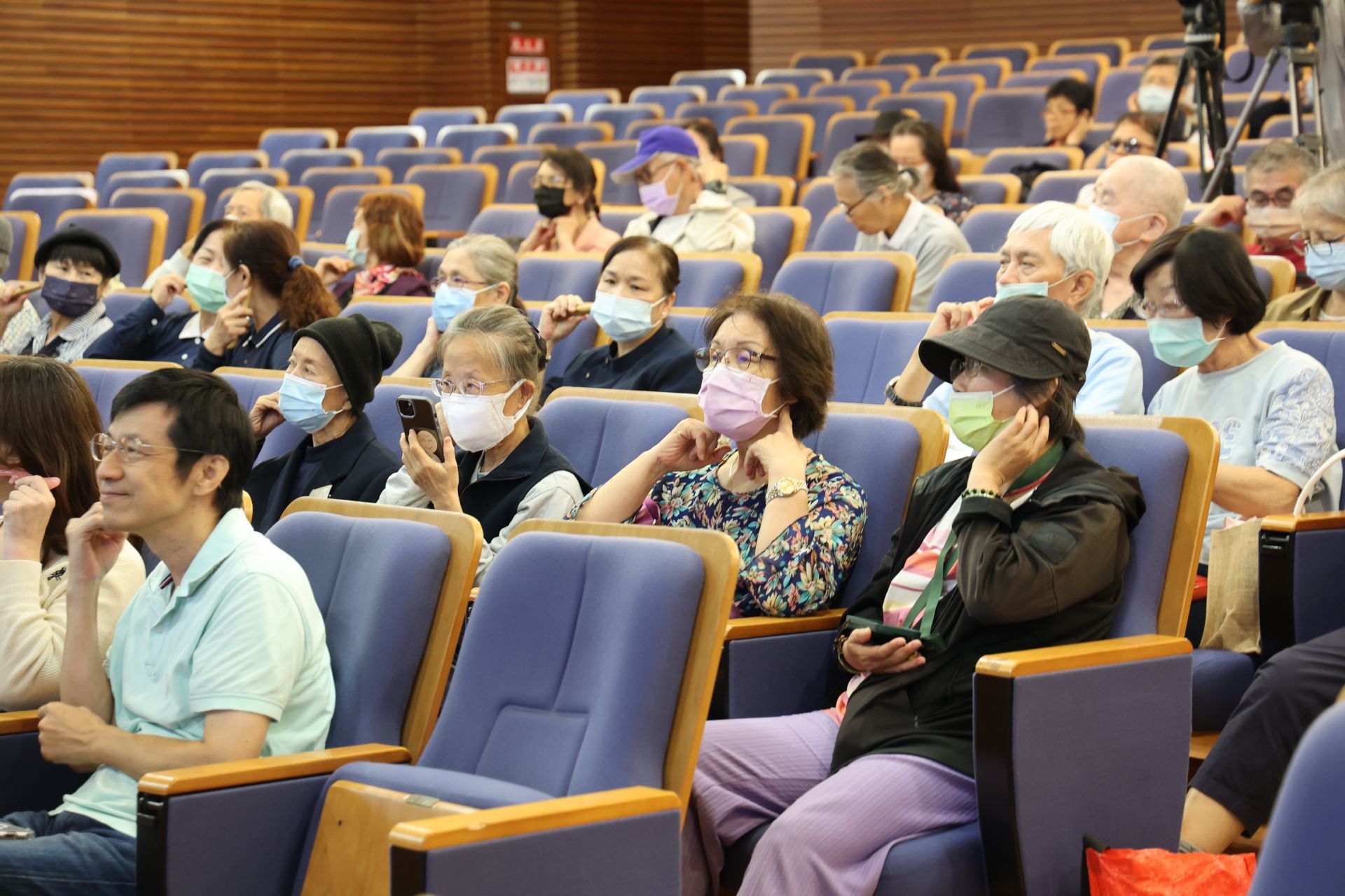 現場民眾聽著醫師講解,跟著按壓耳垂後位於頸部的翳風穴。