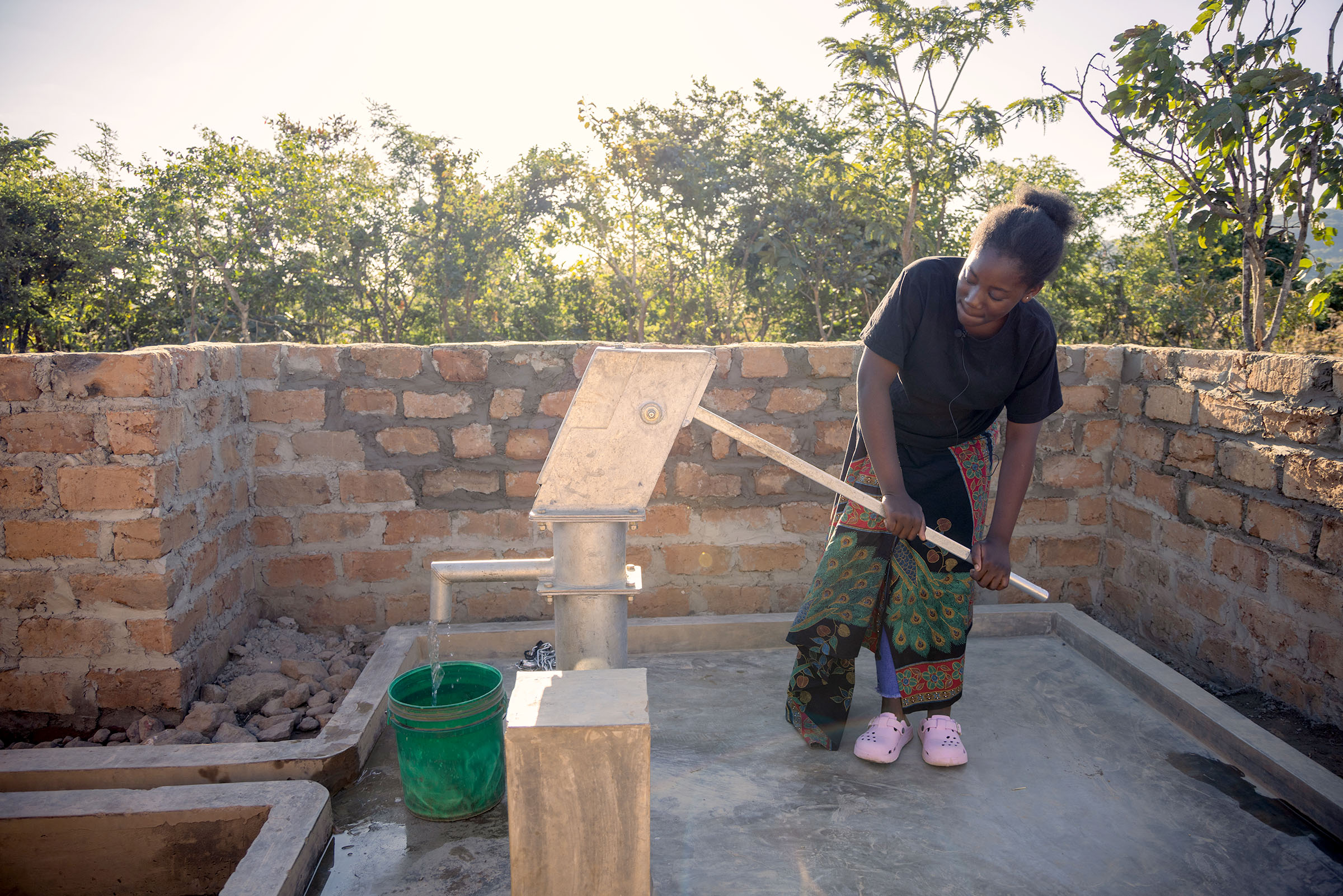 六年後米莉安與社區家庭已經可以到家附近新建的水井取得乾淨飲用水。