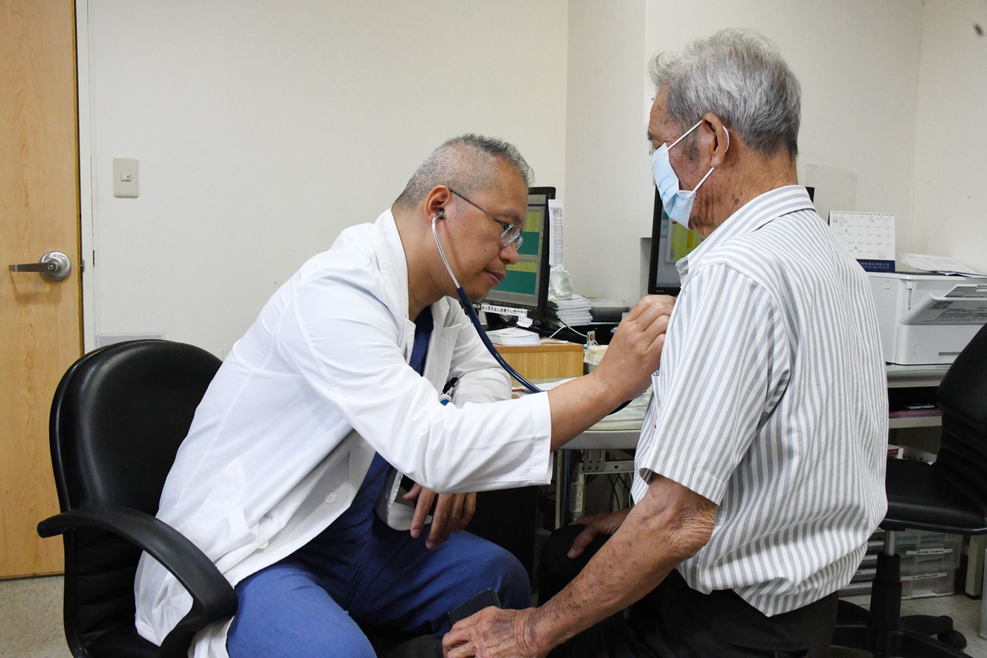 尤伯伯術後回診，讓張兼華主任再次檢查身體狀況