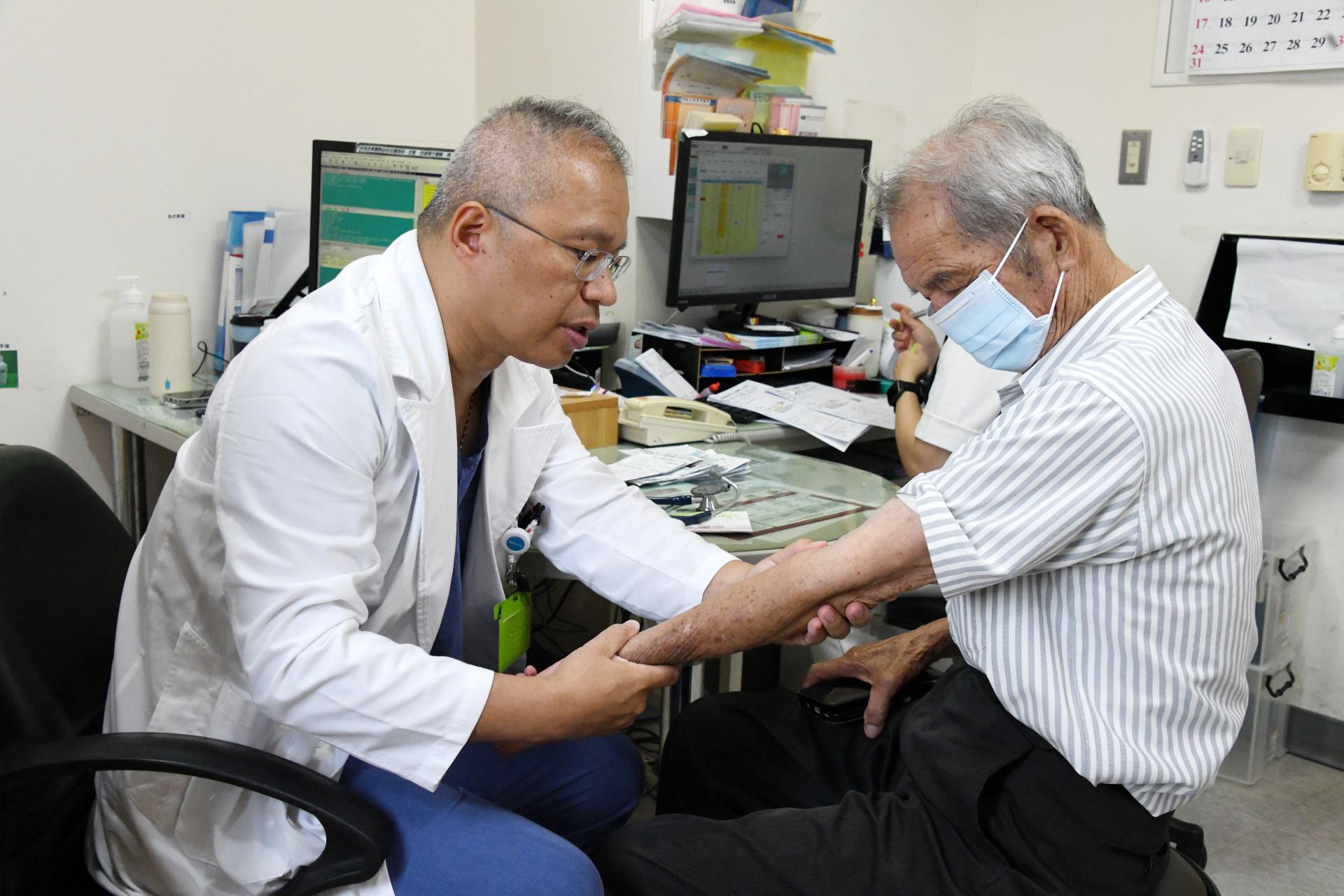張兼華主任檢查尤伯伯皮膚狀況。