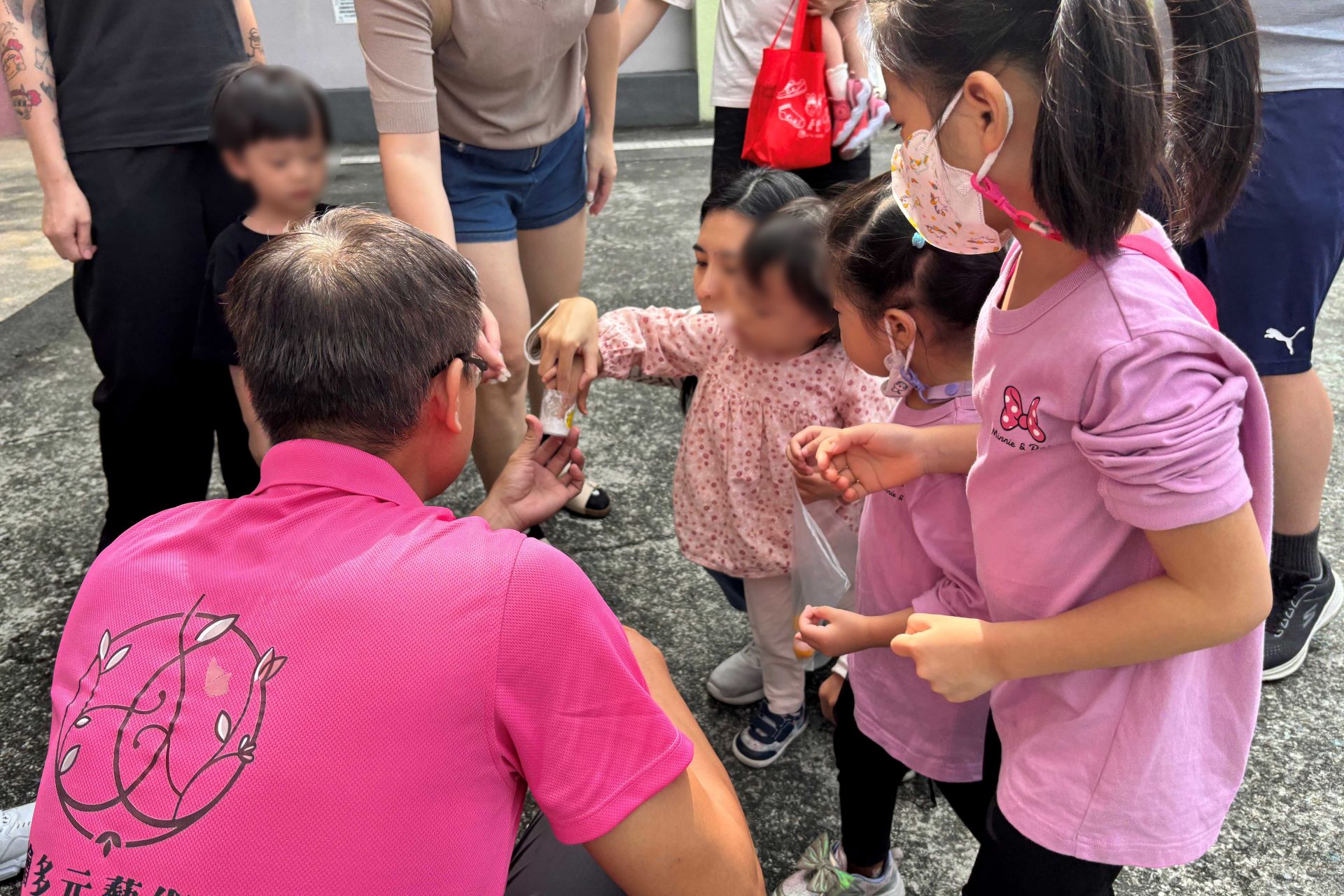 融合趣味與科學的爆破遊戲，能讓孩子運用觸覺感受不同材質