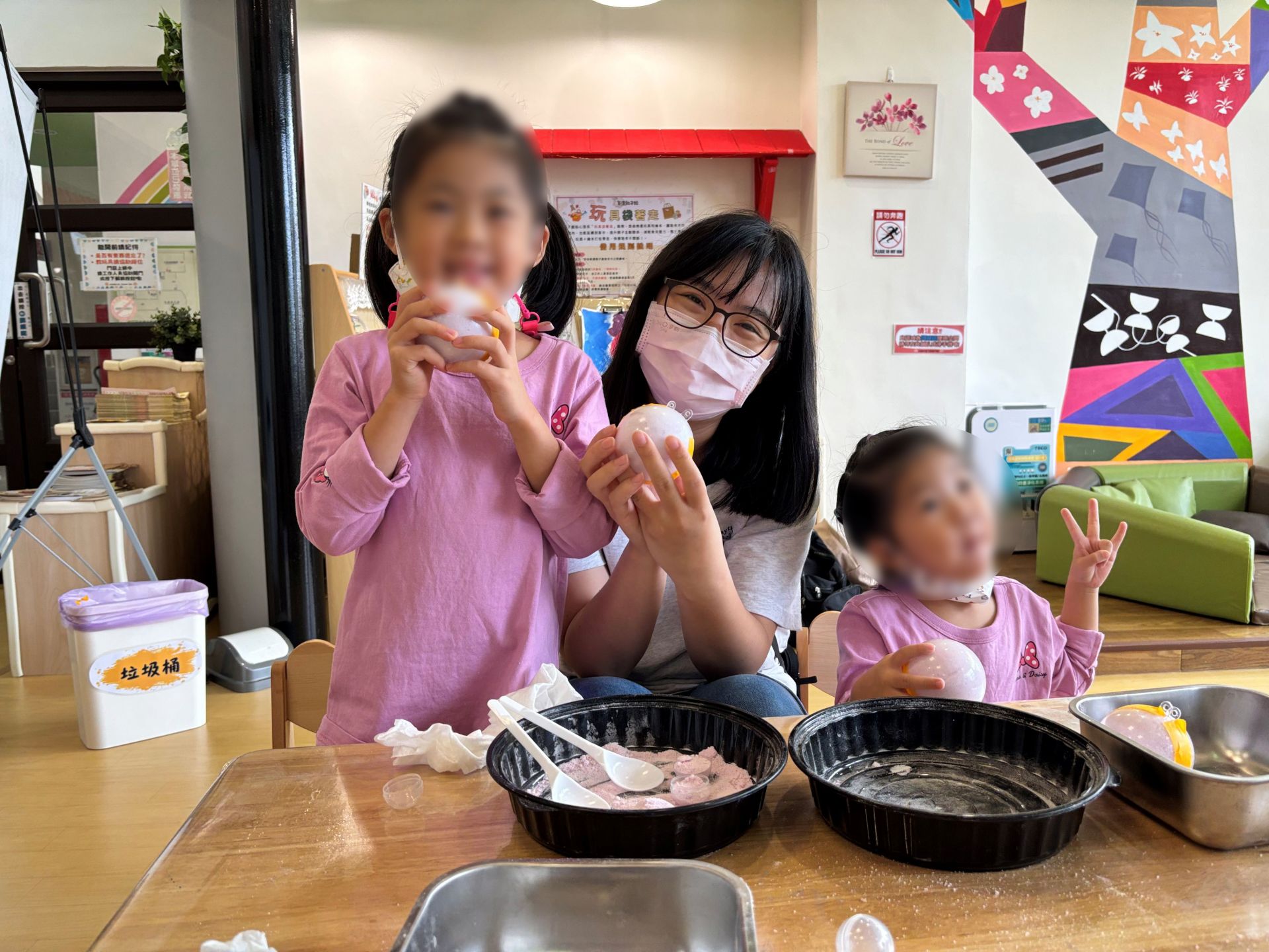 泡澡球完成後，開心拿著成品合照