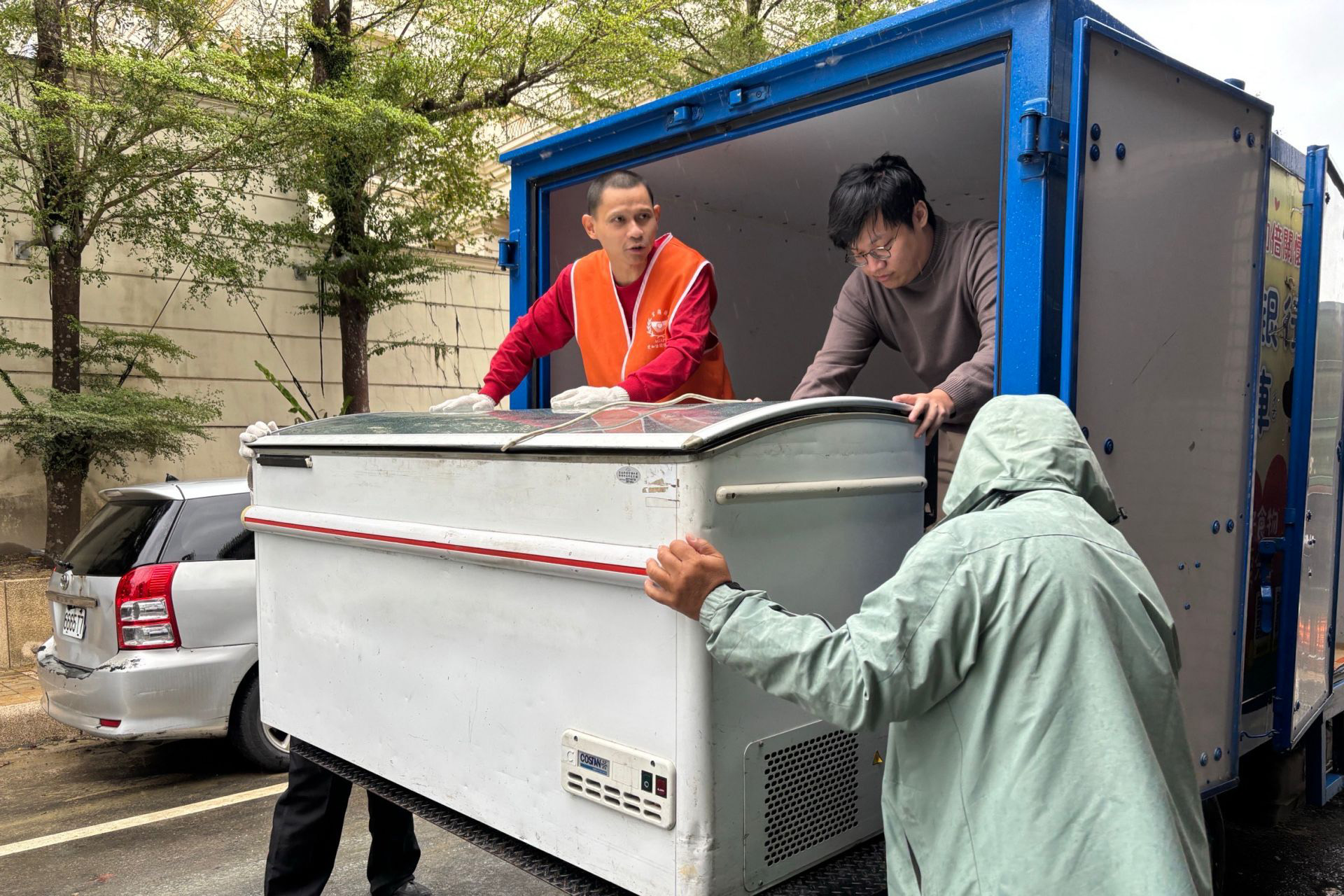 移民署與愛加倍關懷協會共同協助提供冰箱予蘇澳受災新住民家庭