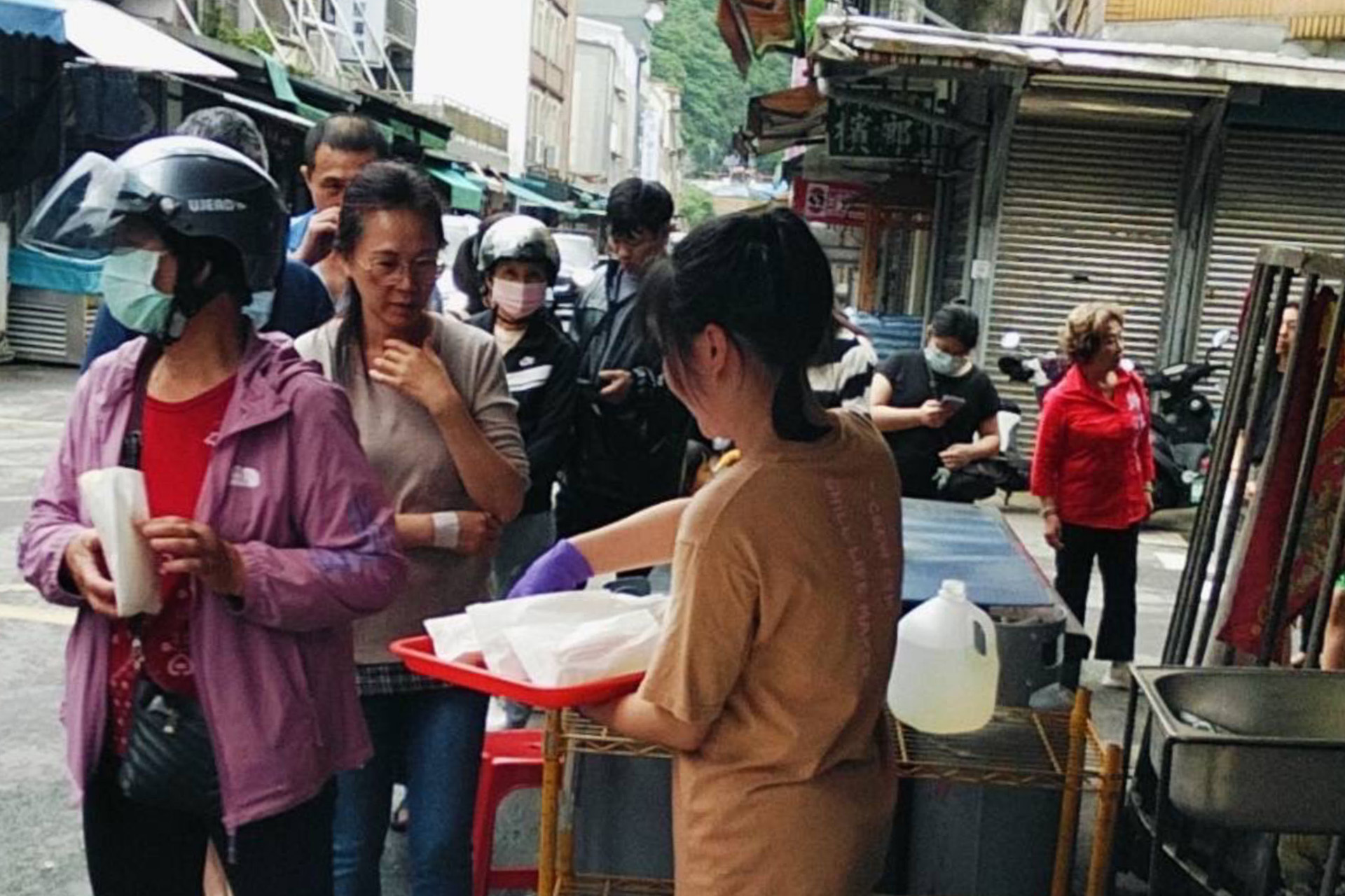 新住民自發性提供親手烘培的法國麵包給蘇澳居民及志工