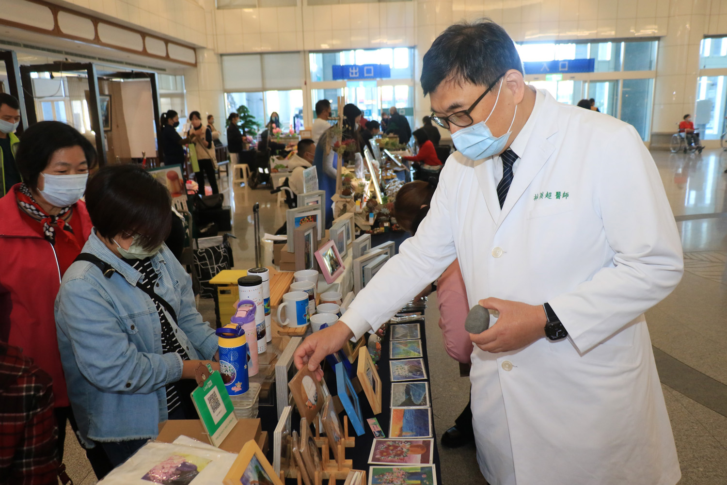 台中慈院醫務秘書林英超用行動支持市集活動。