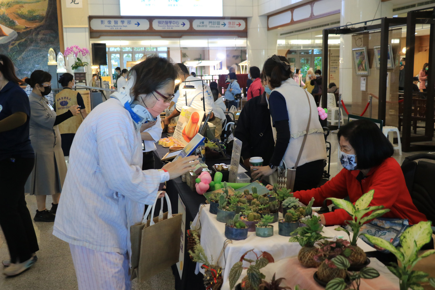 小市集展示許多脊損傷友的創作，包括藝術品、手工藝品等，住院民眾也給予支持。