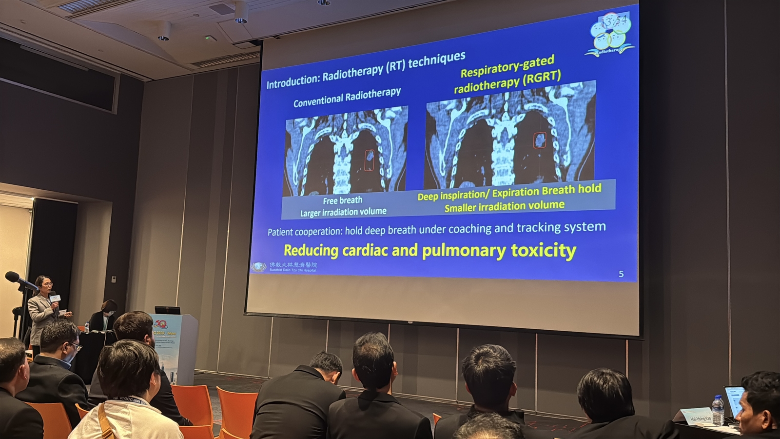 周嘉慧醫師全程以流利英文分享「提升呼吸調控放射治療遵循率」主題。