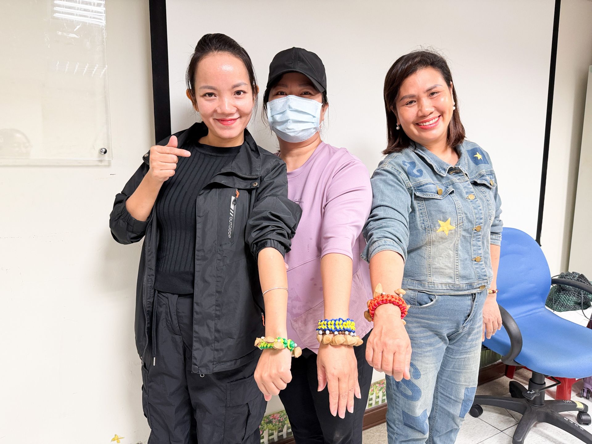 新住民完成夾竹桃手環編織。