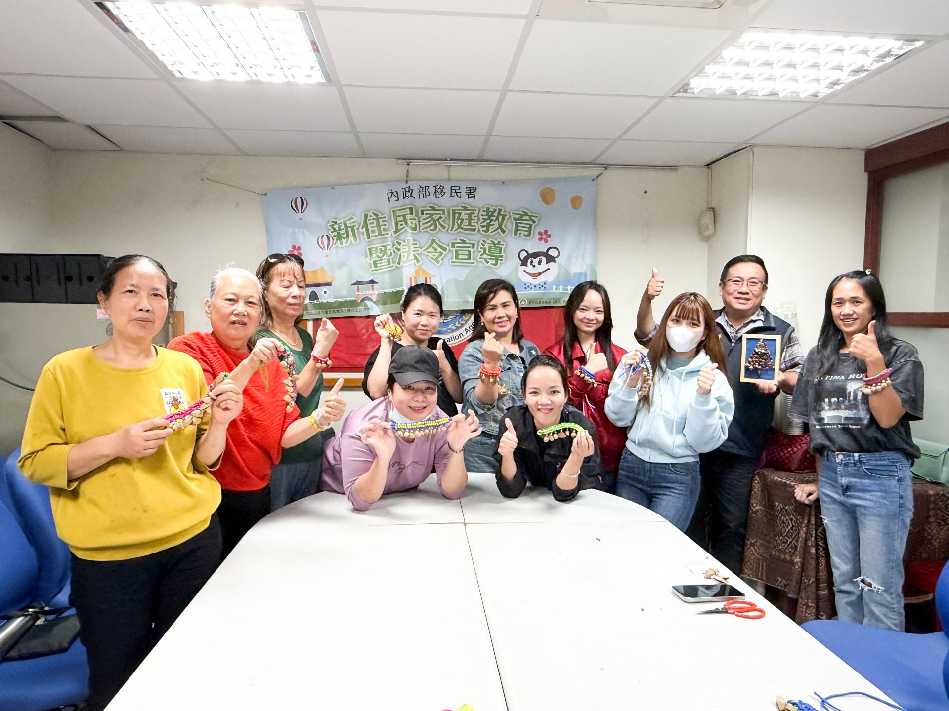 完成夾竹桃手環編織大合照。