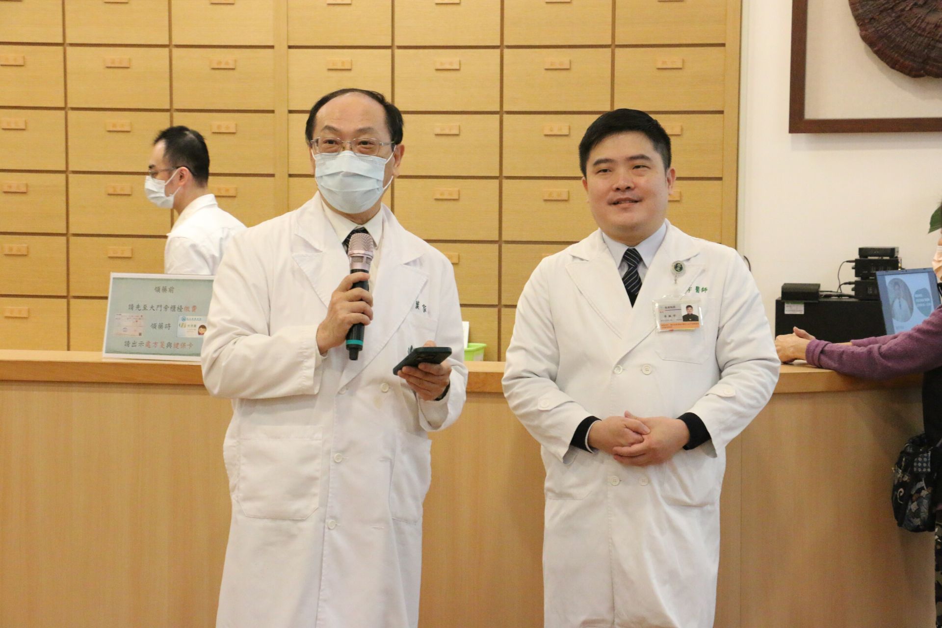 葉家舟院長（左）在候診區為民眾介紹耳鼻喉科駐診醫師李致宇（右）。
