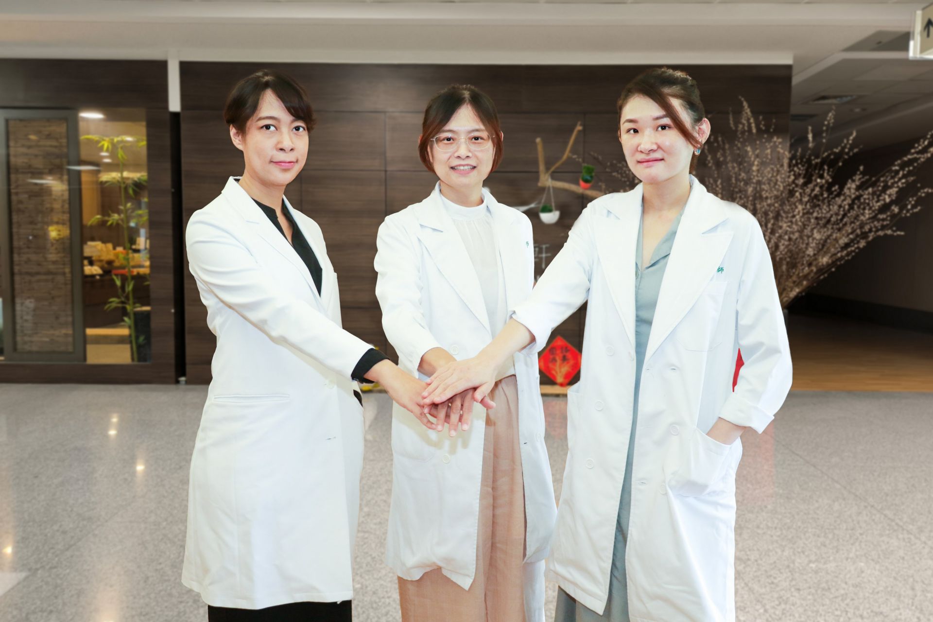 臺中慈濟醫院婦產科三位女醫師陳思嘉（左）、鍾佩穎（中）、黃閔暄（右）共同守護女性健康，從孕產照護、婦科疾病到腫瘤治療，形成全方位堅強醫療陣容。