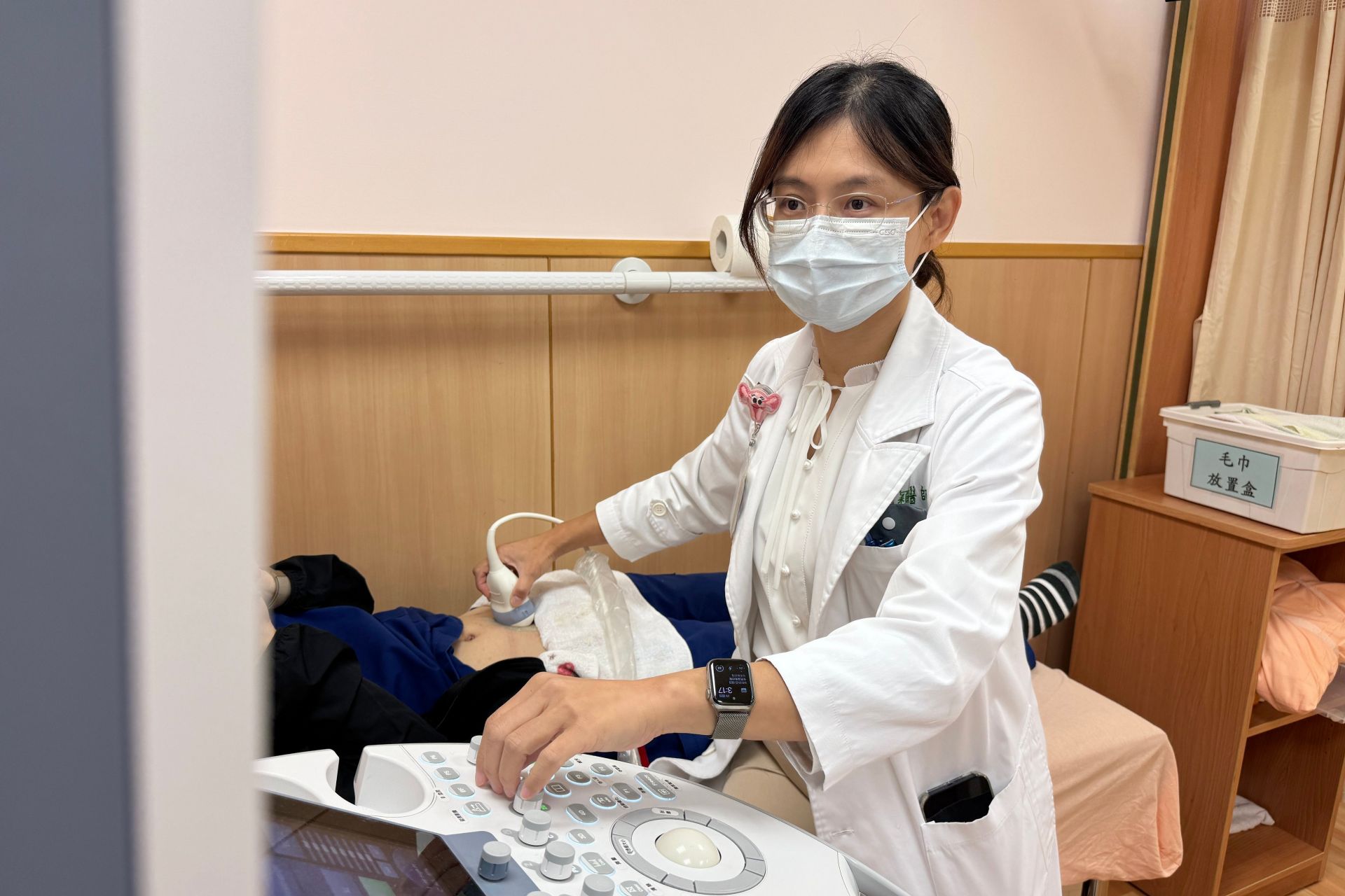 鍾佩穎醫師具備母胎醫學與周產期專科資格，擅長高層次超音波與產前檢查，以細心溝通陪伴孕媽咪安心迎接新生命。