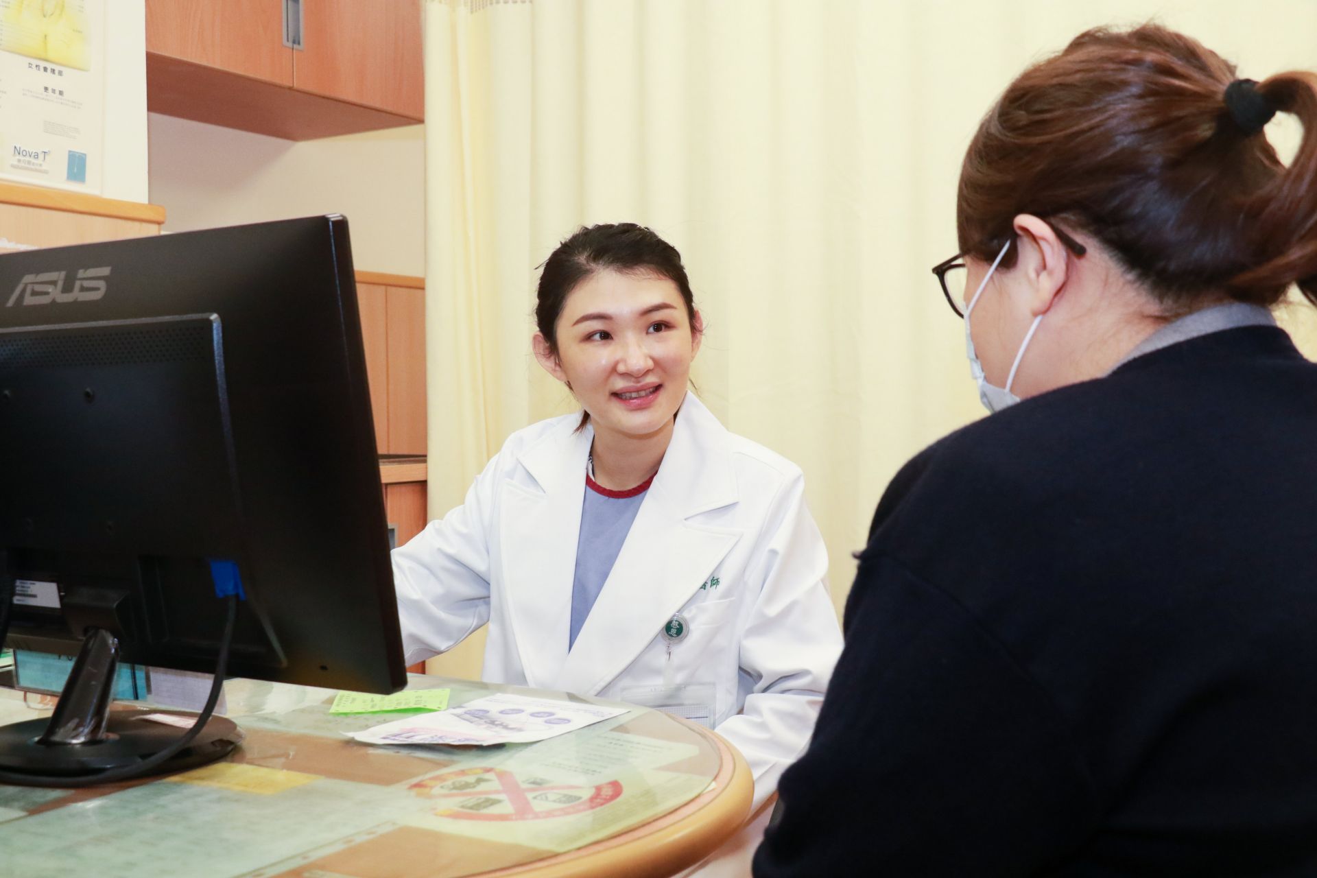 黃閔暄醫師專精婦科內視鏡手術、骨盆腔脫垂重建及更年期照護，協助女性改善泌尿生殖功能並提升生活品質。