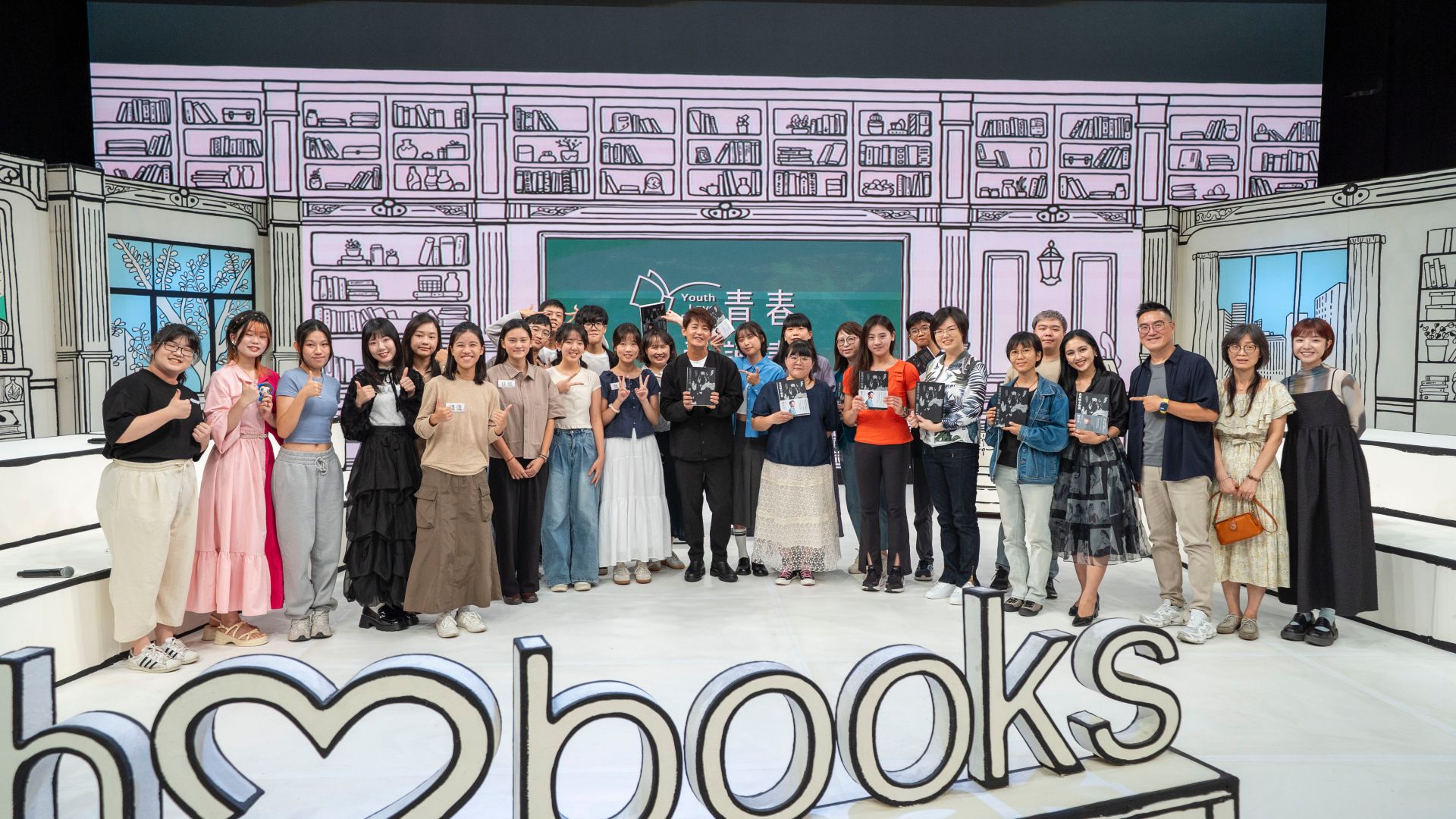 謝哲青主持《青春愛讀書》與舞臺上分享者合影