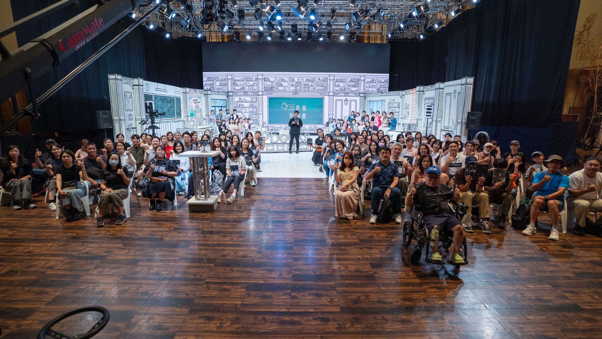 謝哲青主持《青春愛讀書》十年，與百位民眾錄影粉絲合影
