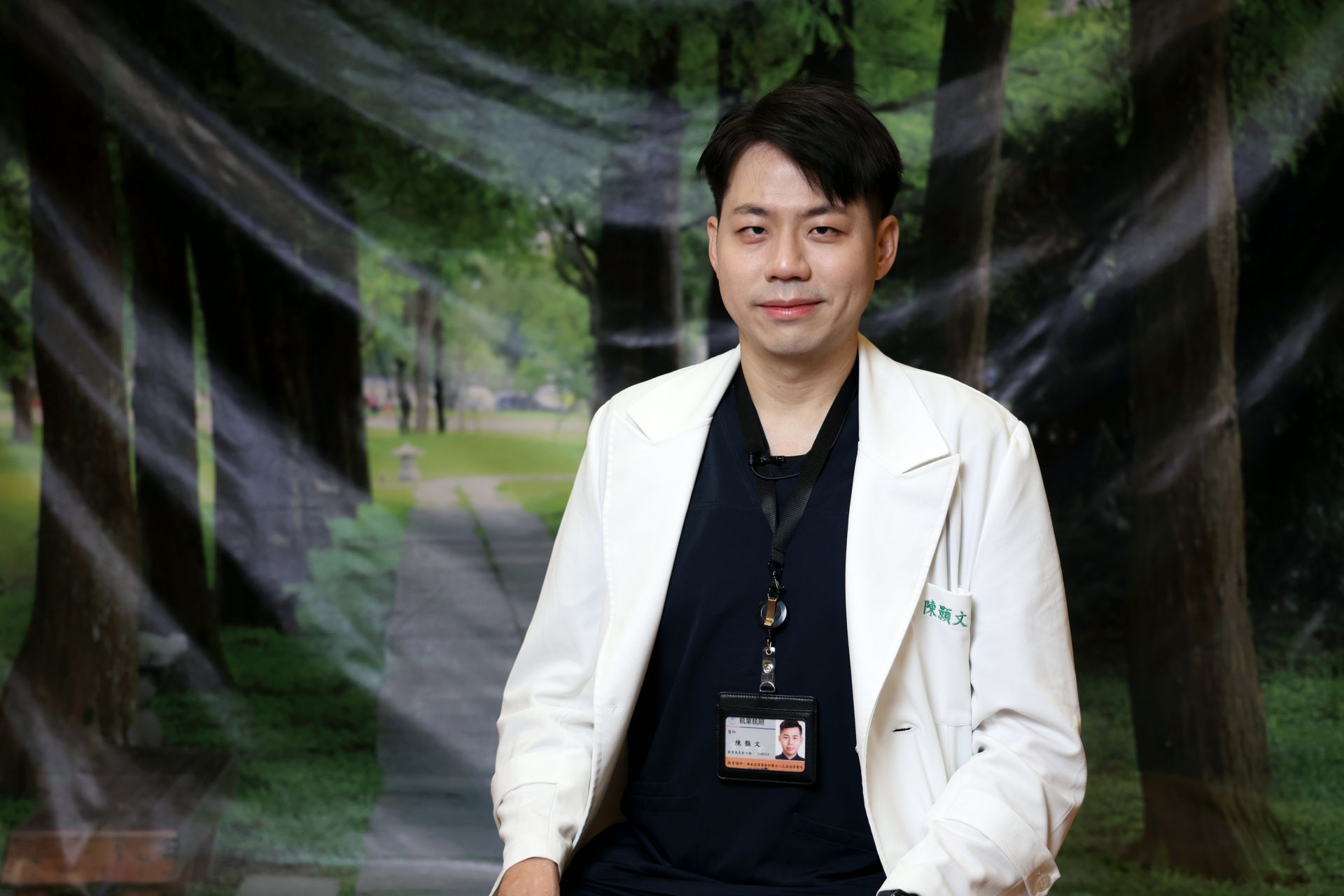 陳顥文醫師表示，長期固定低頭姿勢後，容易感到肩頸痠痛，實際上這就是身體發出的警訊。