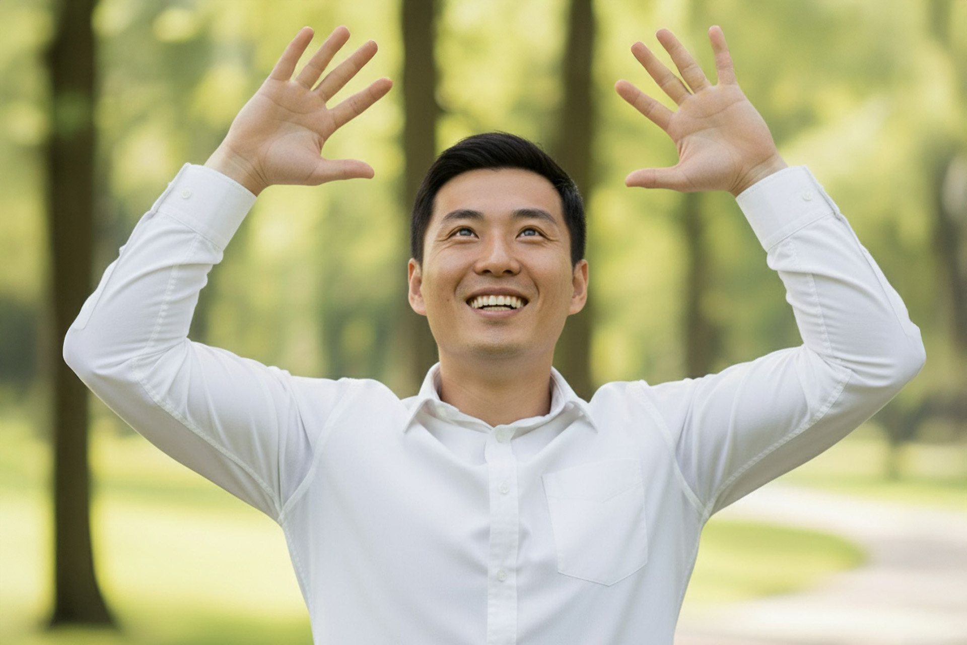 為預防頸椎問題惡化，陳顥文醫師教民眾兩個簡單且安全的自我訓練，分別是「夾肩胛」和「下巴內收」，動作看似簡單，卻是維持頸椎穩定、預防惡化的關鍵。