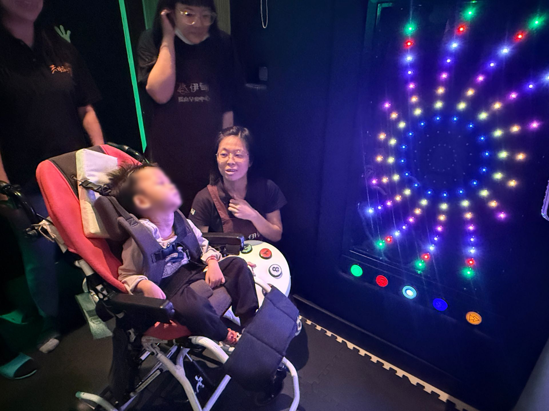 老師運用感官教室設備來訓練感覺統合能力，讓樂樂的學習發展進步許多