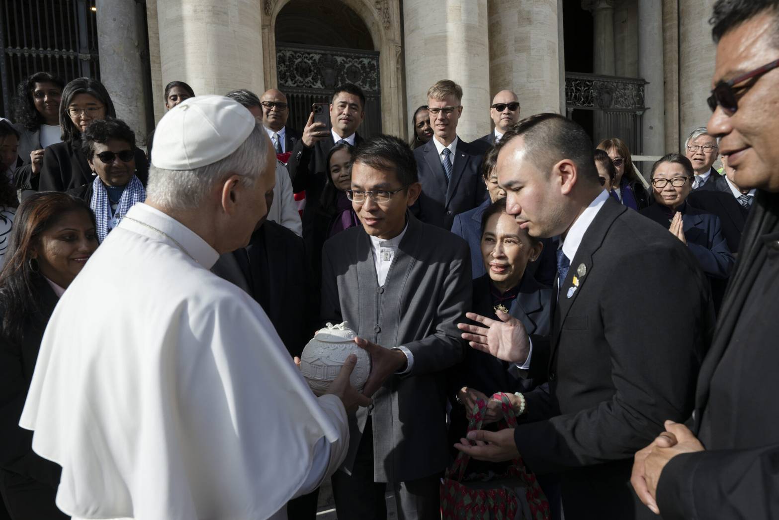 清修士陳思擔代表慈濟向教宗呈上靜思精舍手作的《無量義經》心燈