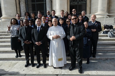 教宗教宗良十四世在聖伯多祿廣場公開接見跨宗教團隊。