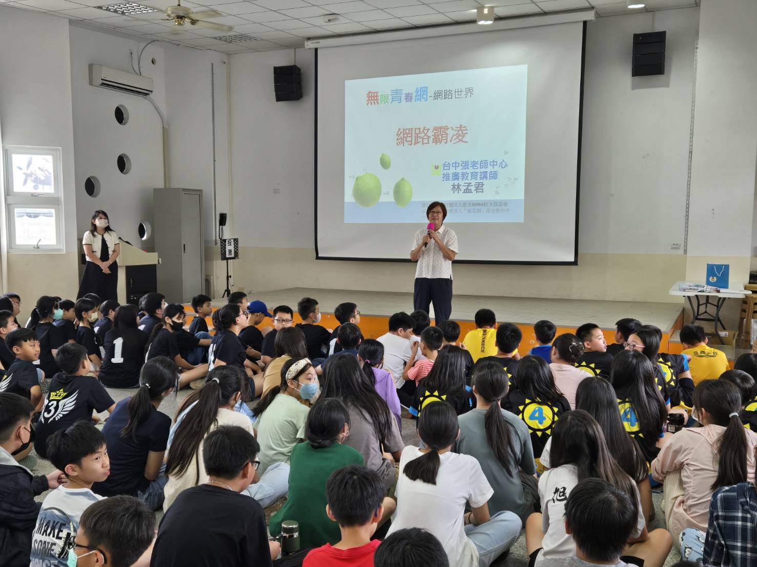 志工宣導防治網路霸凌